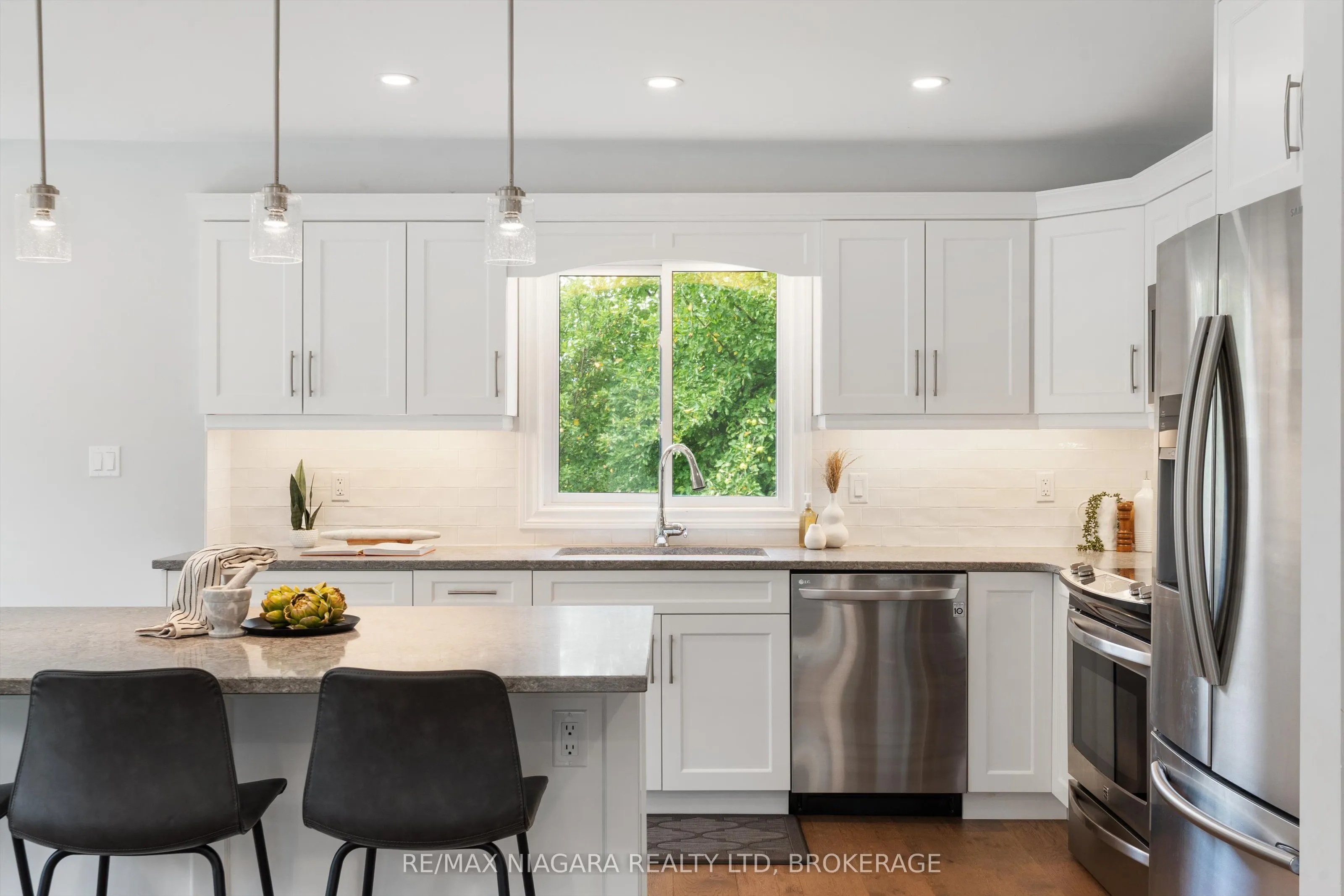 792 Lakeshore Road