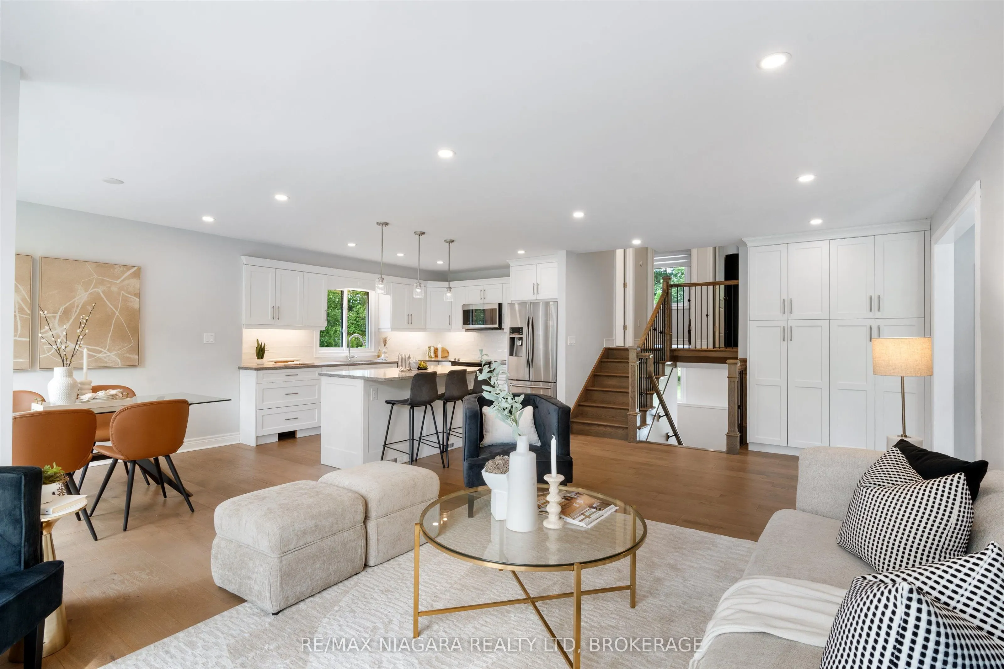 792 Lakeshore Road