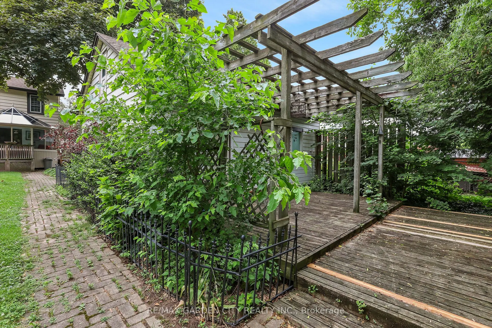 10 Maple Avenue