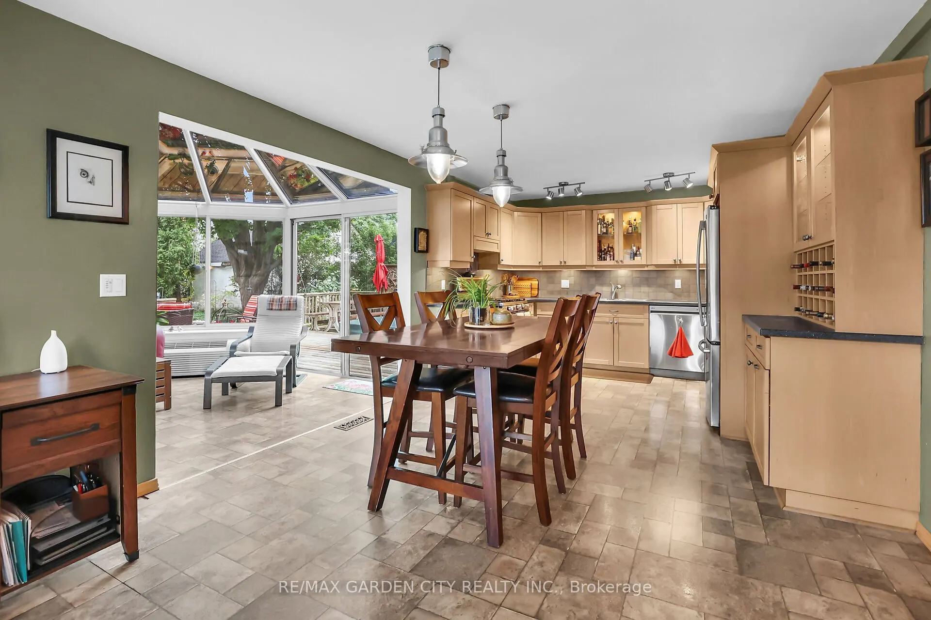 10 Maple Avenue