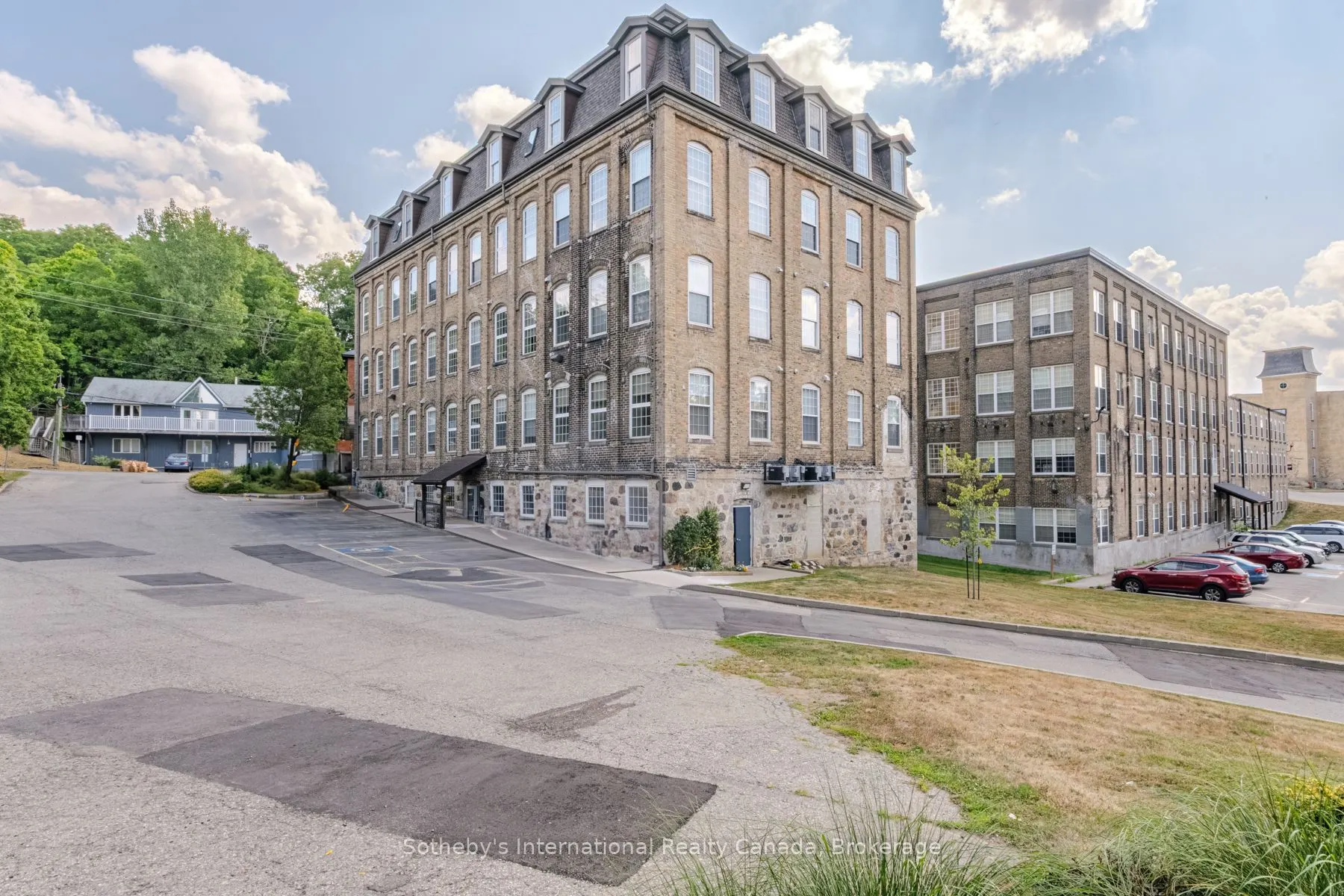 140 West River Street, #402