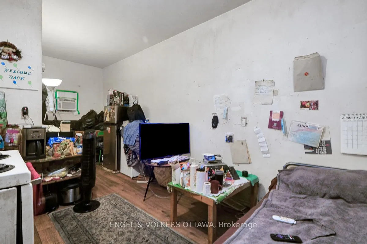 258 Kent Street N