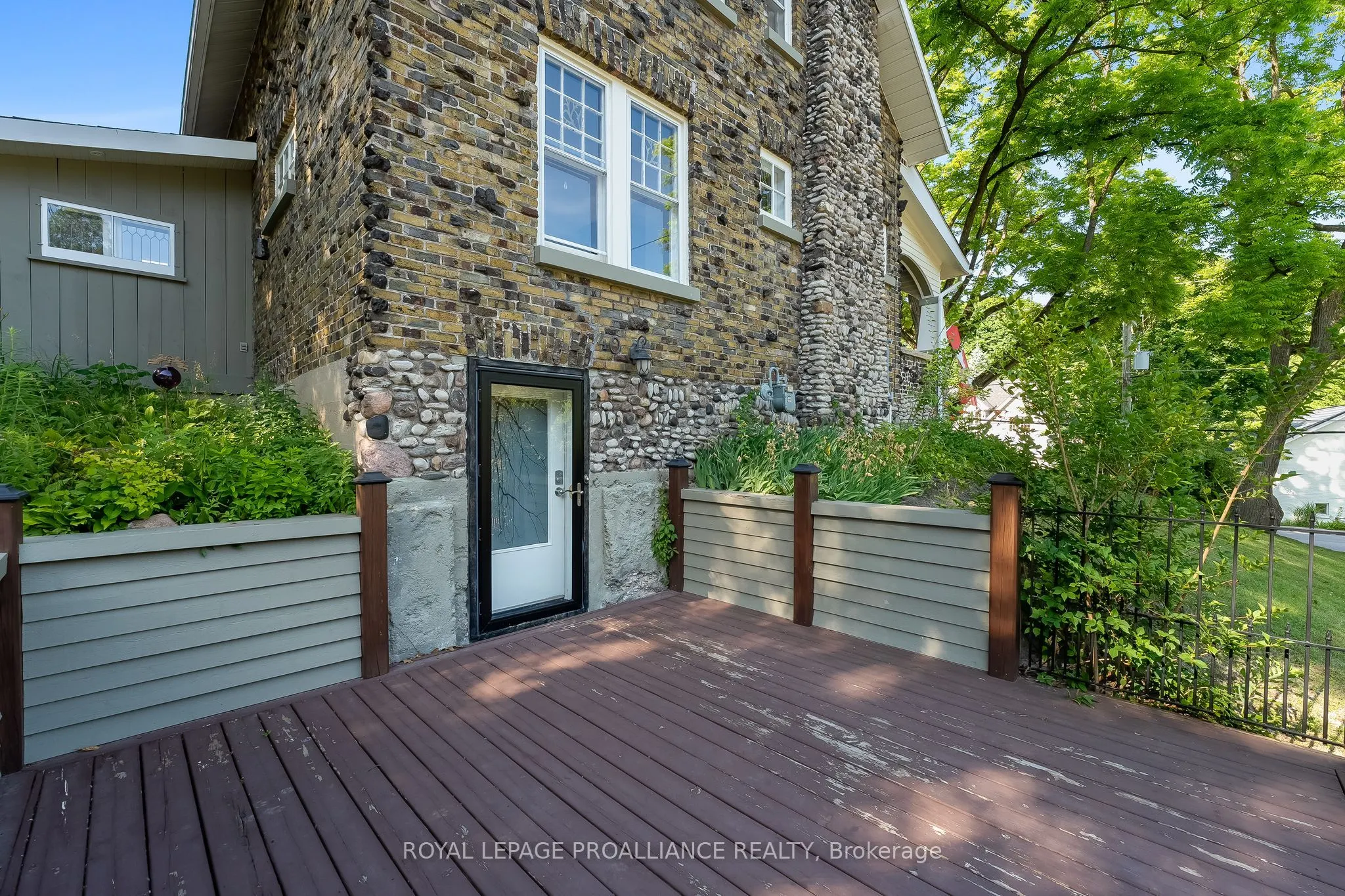 40 Pine Street S