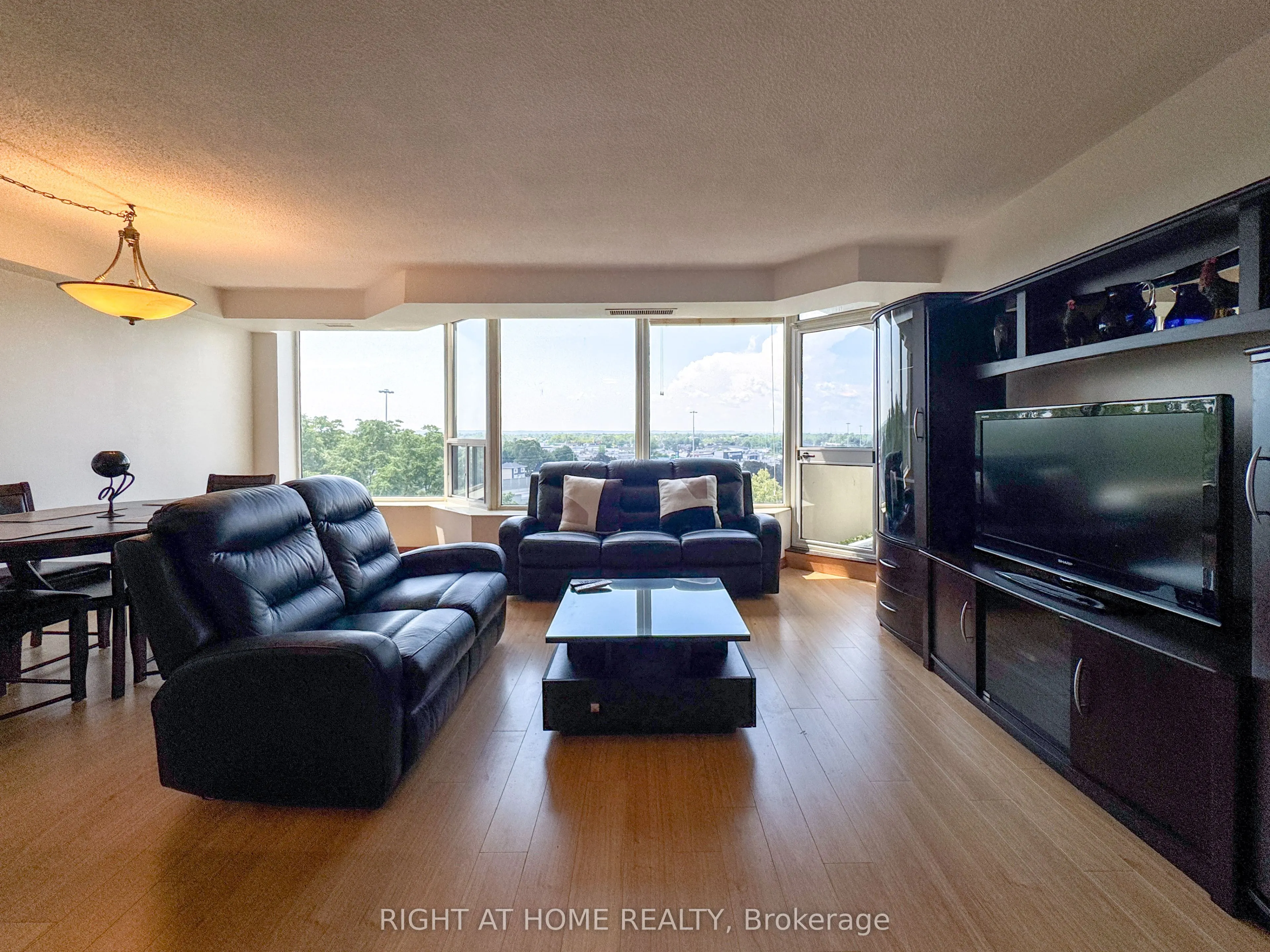 81 Scott Street, #806