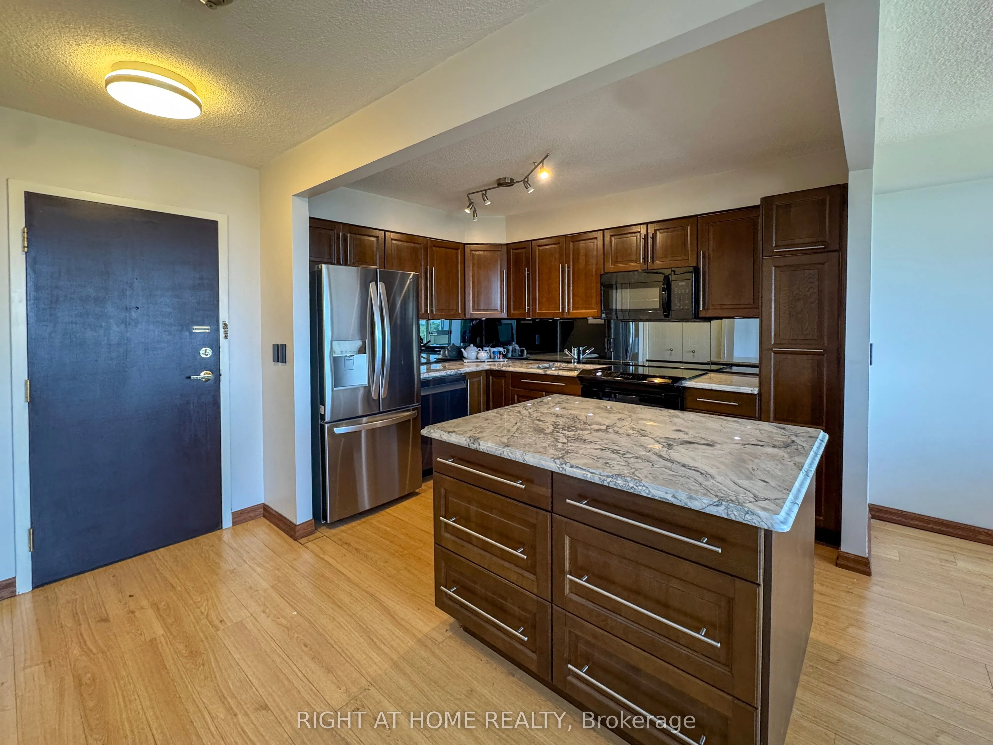 81 Scott Street, #806
