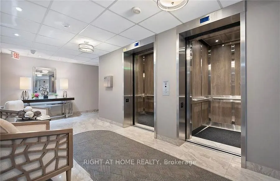 81 Scott Street, #806