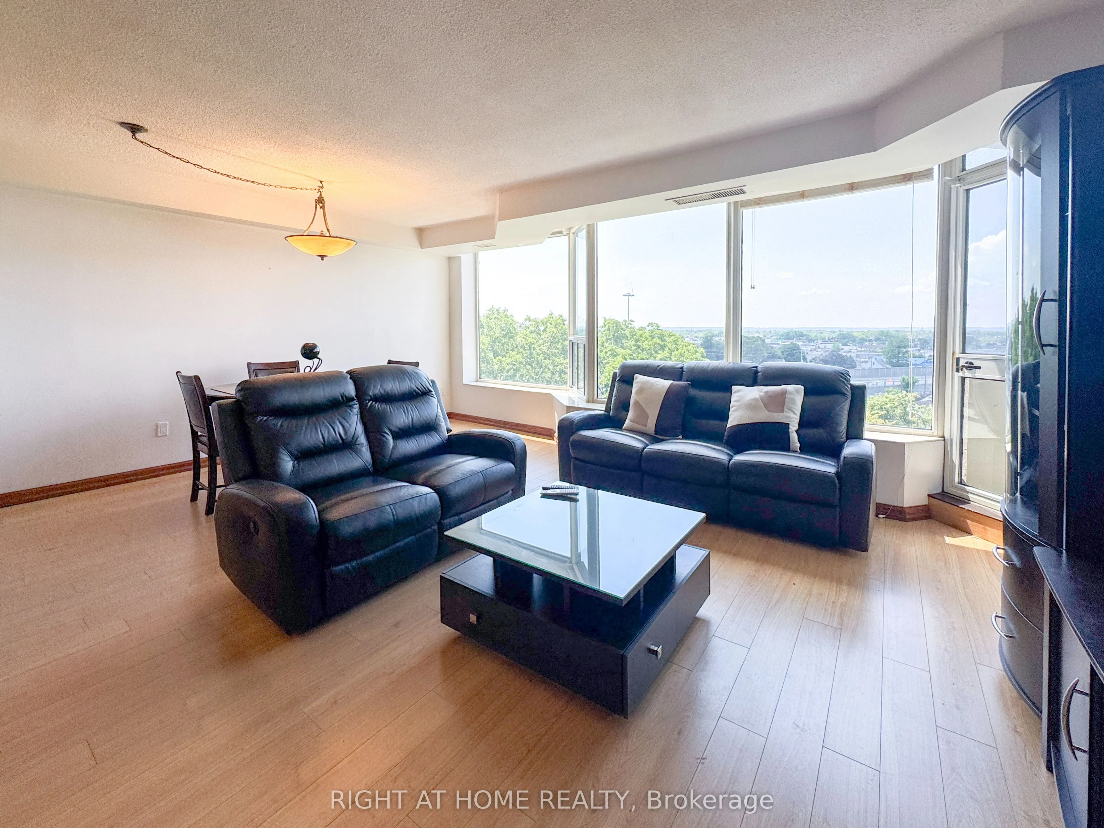 81 Scott Street, #806