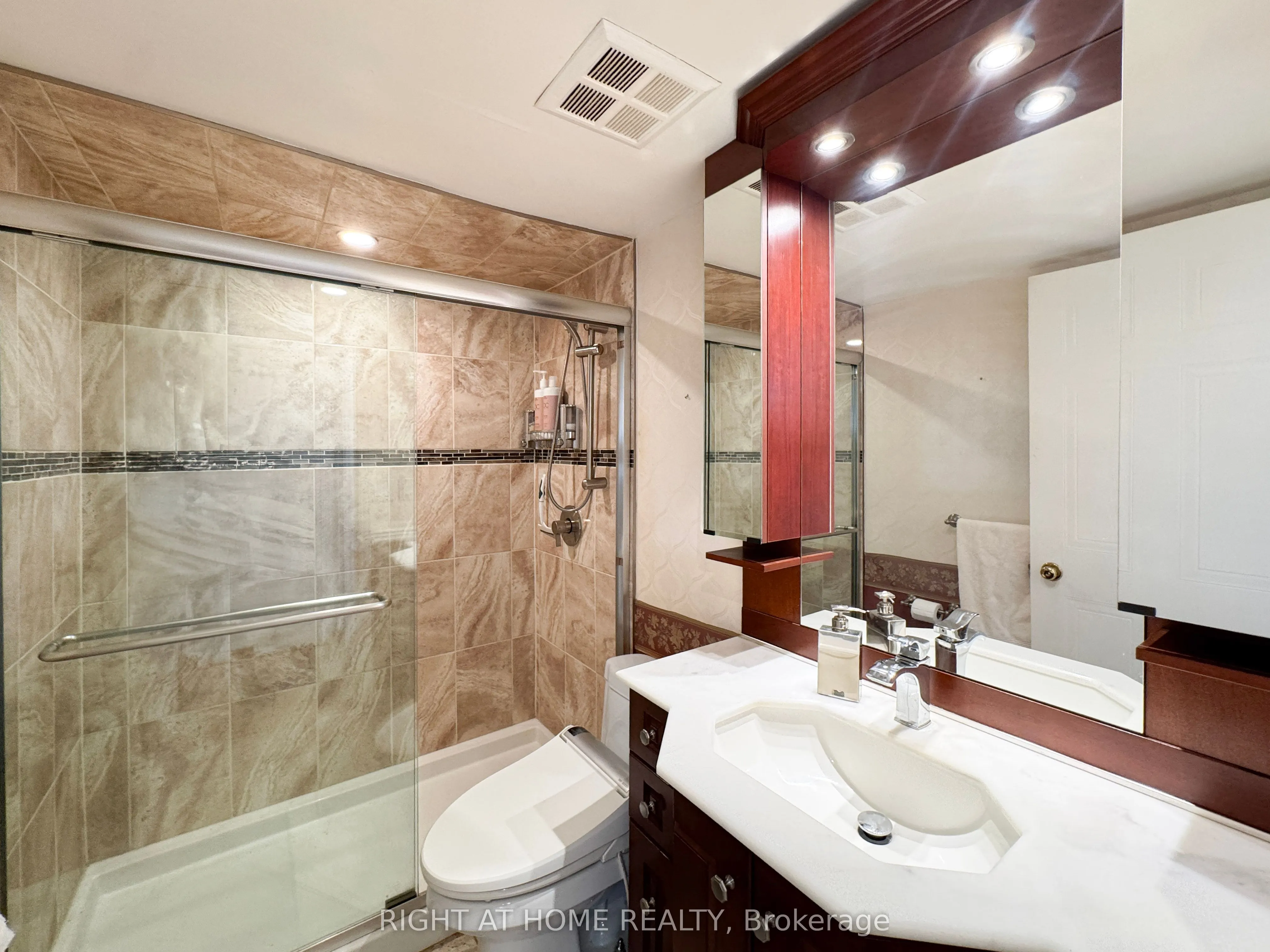 81 Scott Street, #806