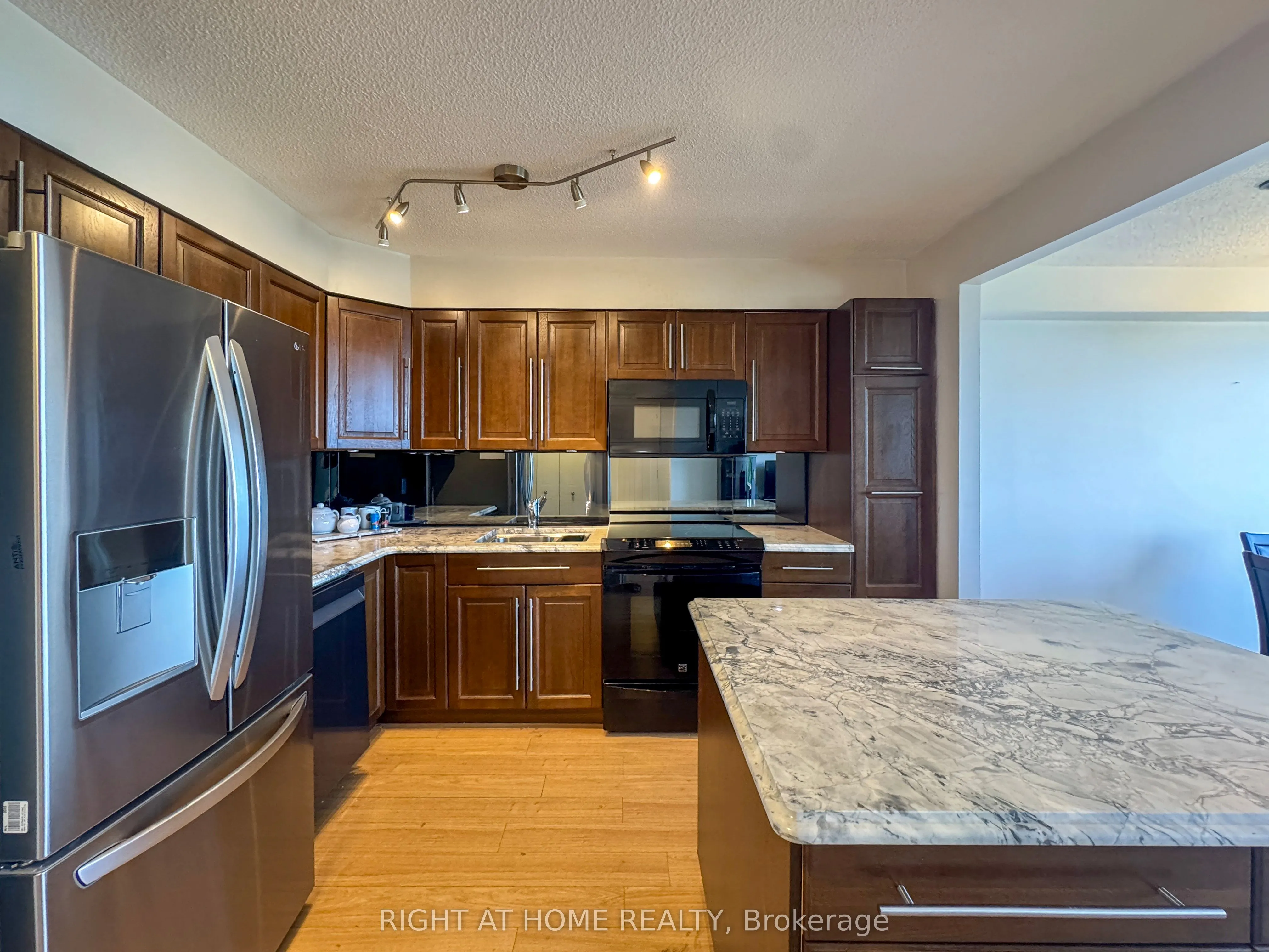81 Scott Street, #806