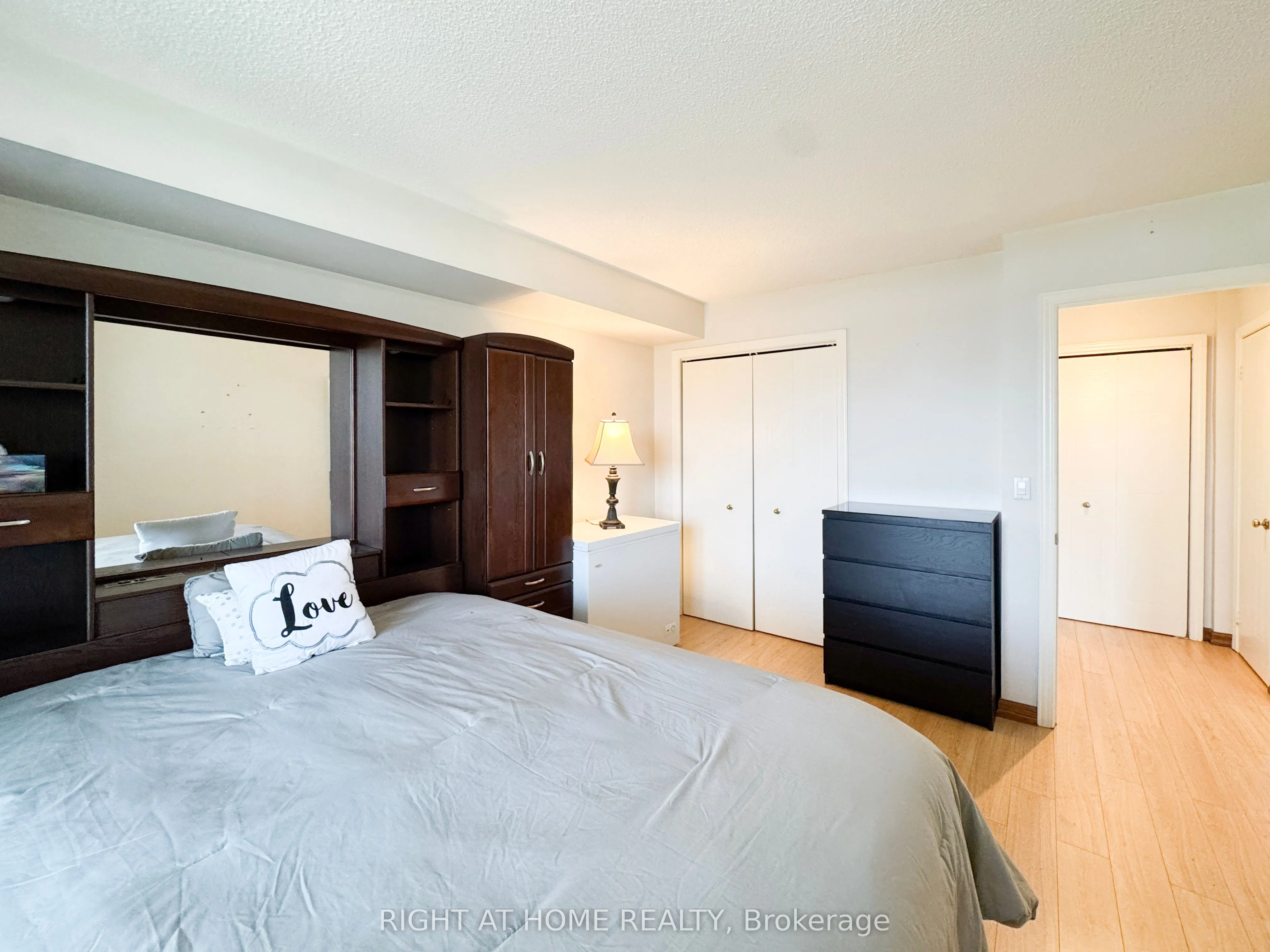 81 Scott Street, #806