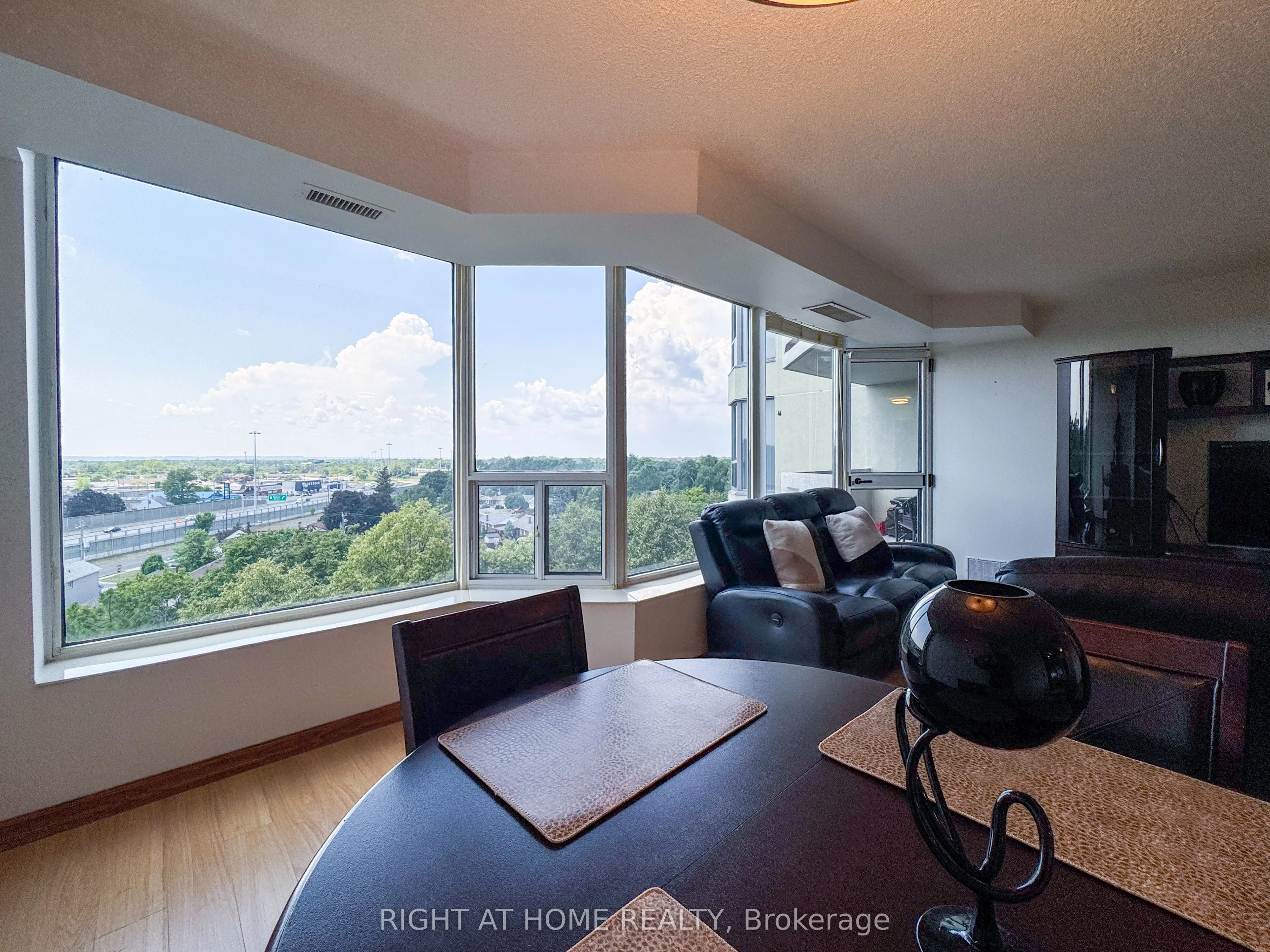 81 Scott Street, #806