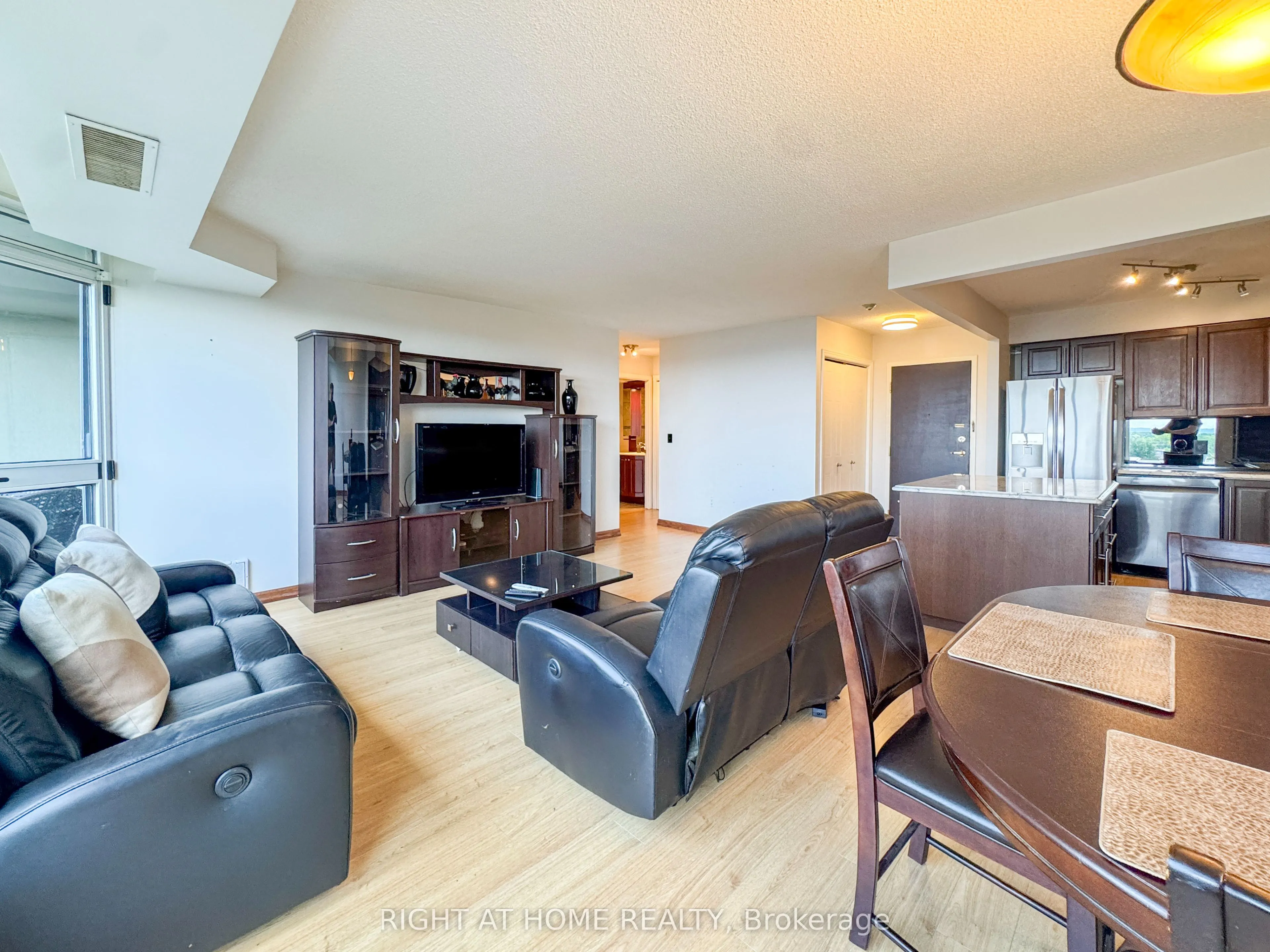 81 Scott Street, #806