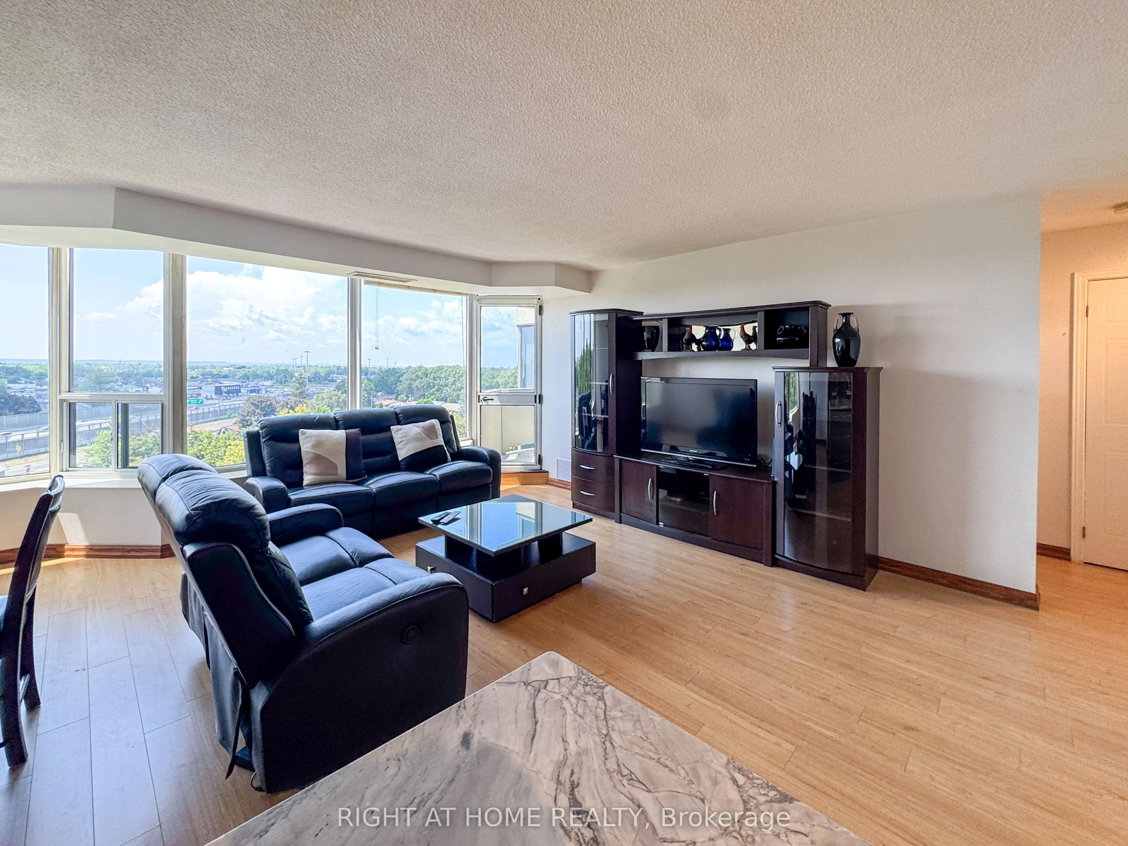 81 Scott Street, #806