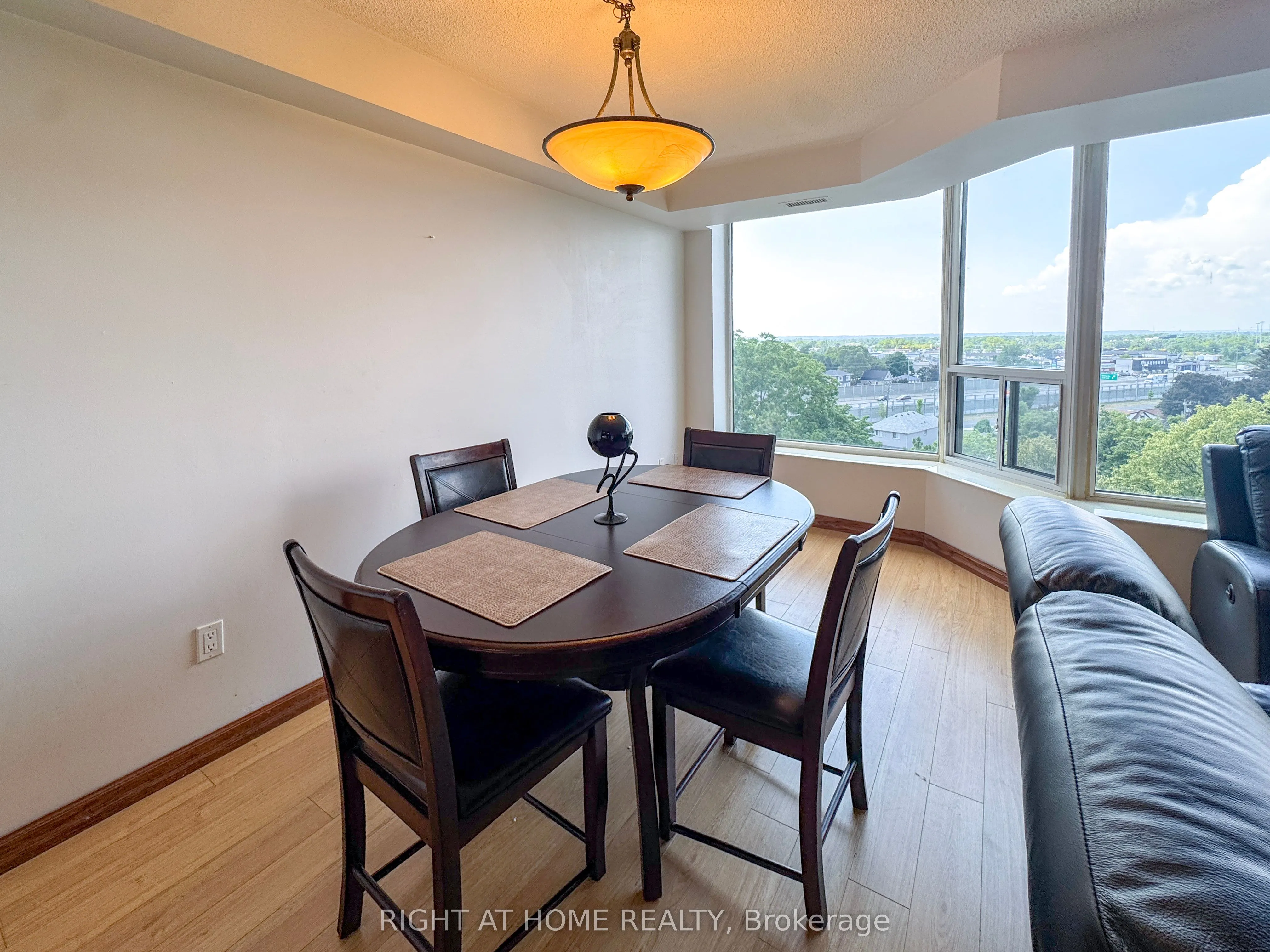 81 Scott Street, #806