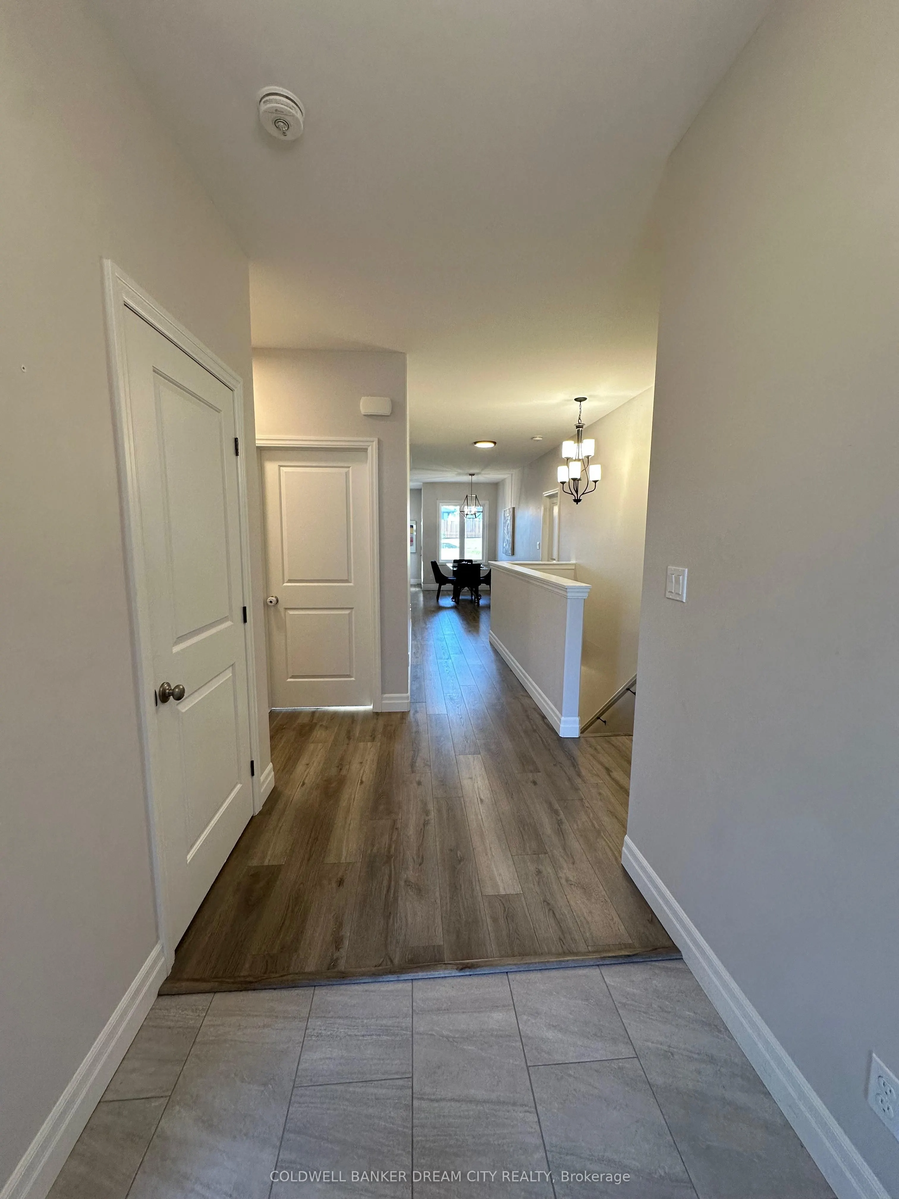 28 MATHEOS Crescent
