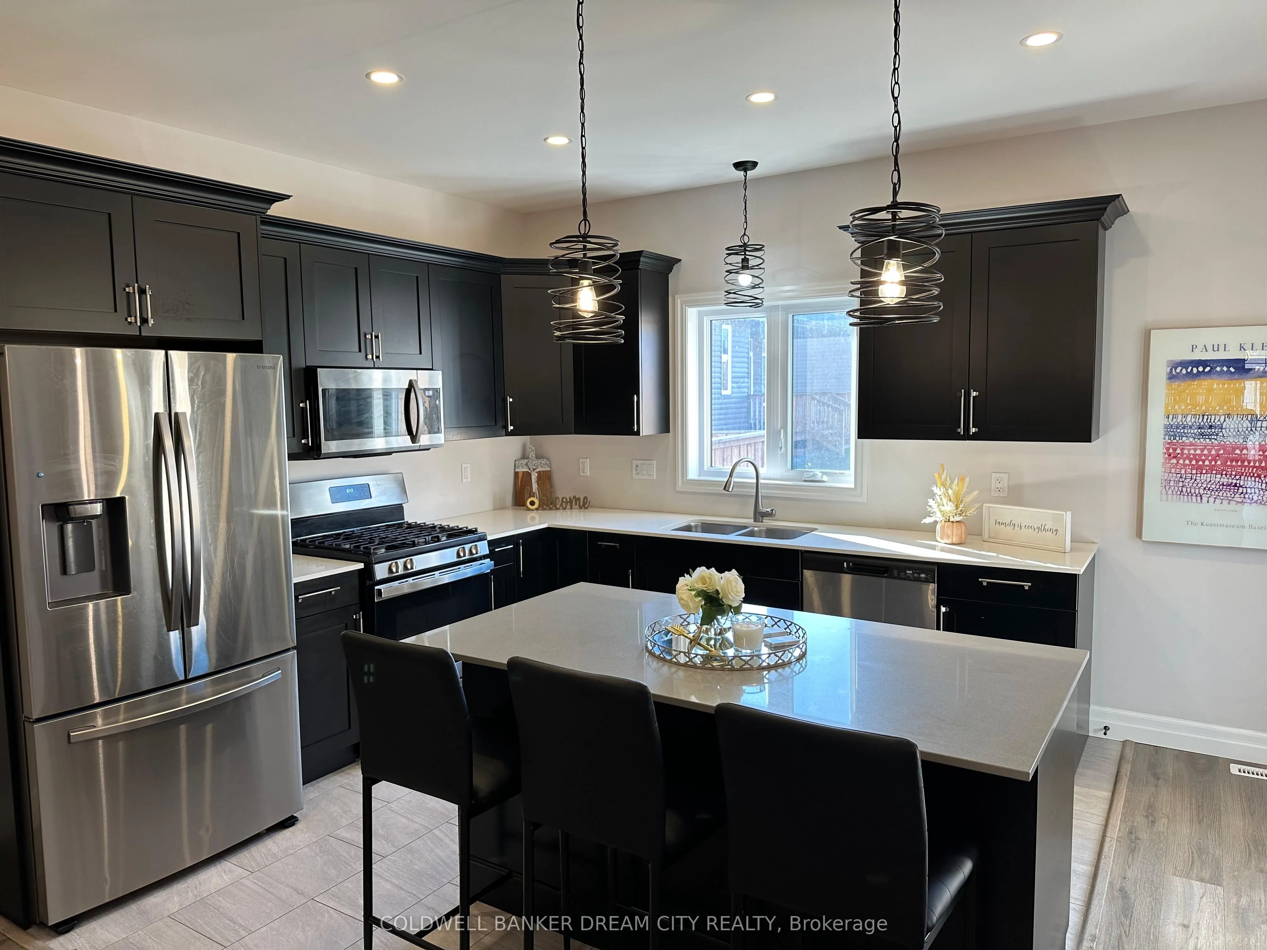 28 MATHEOS Crescent