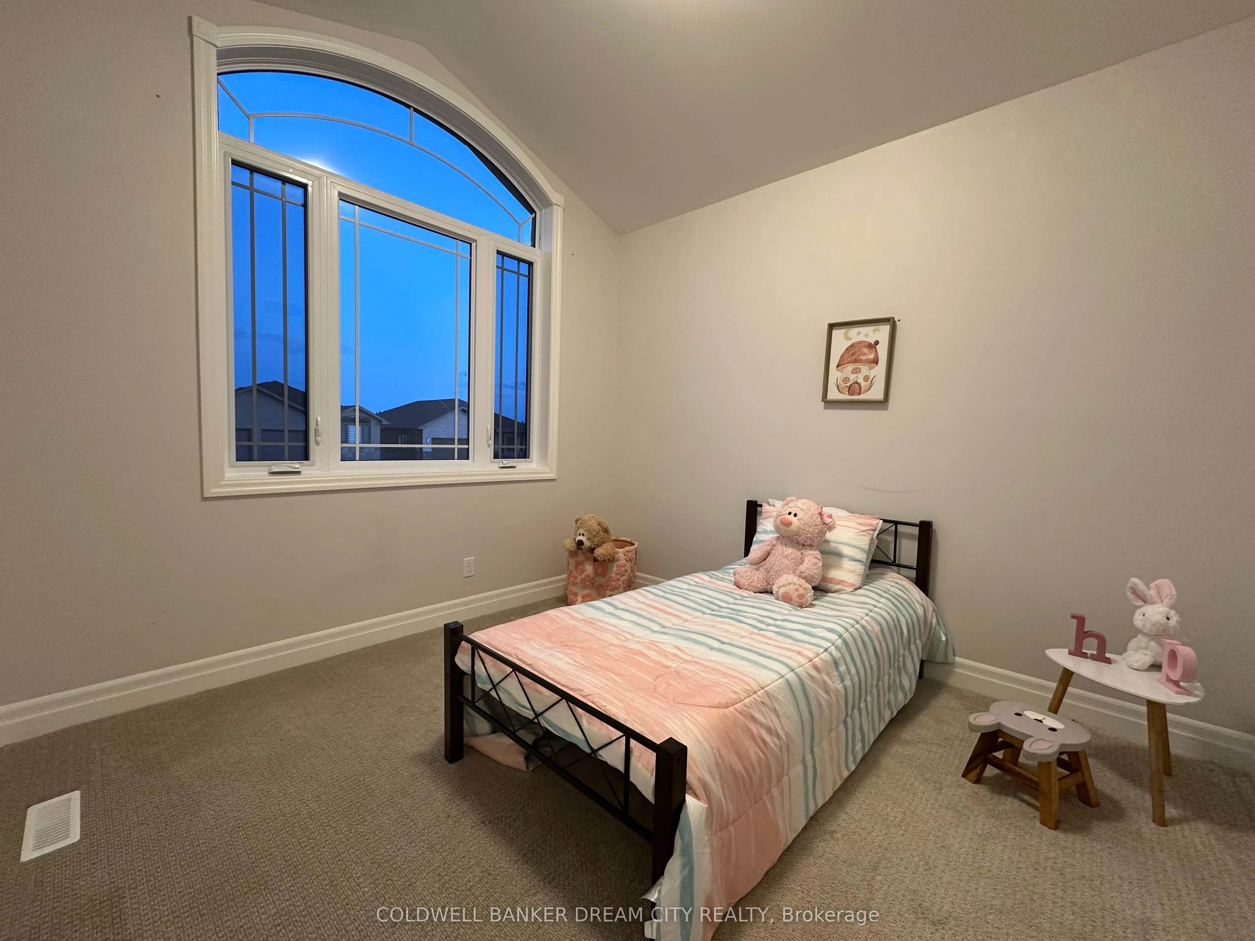 28 MATHEOS Crescent