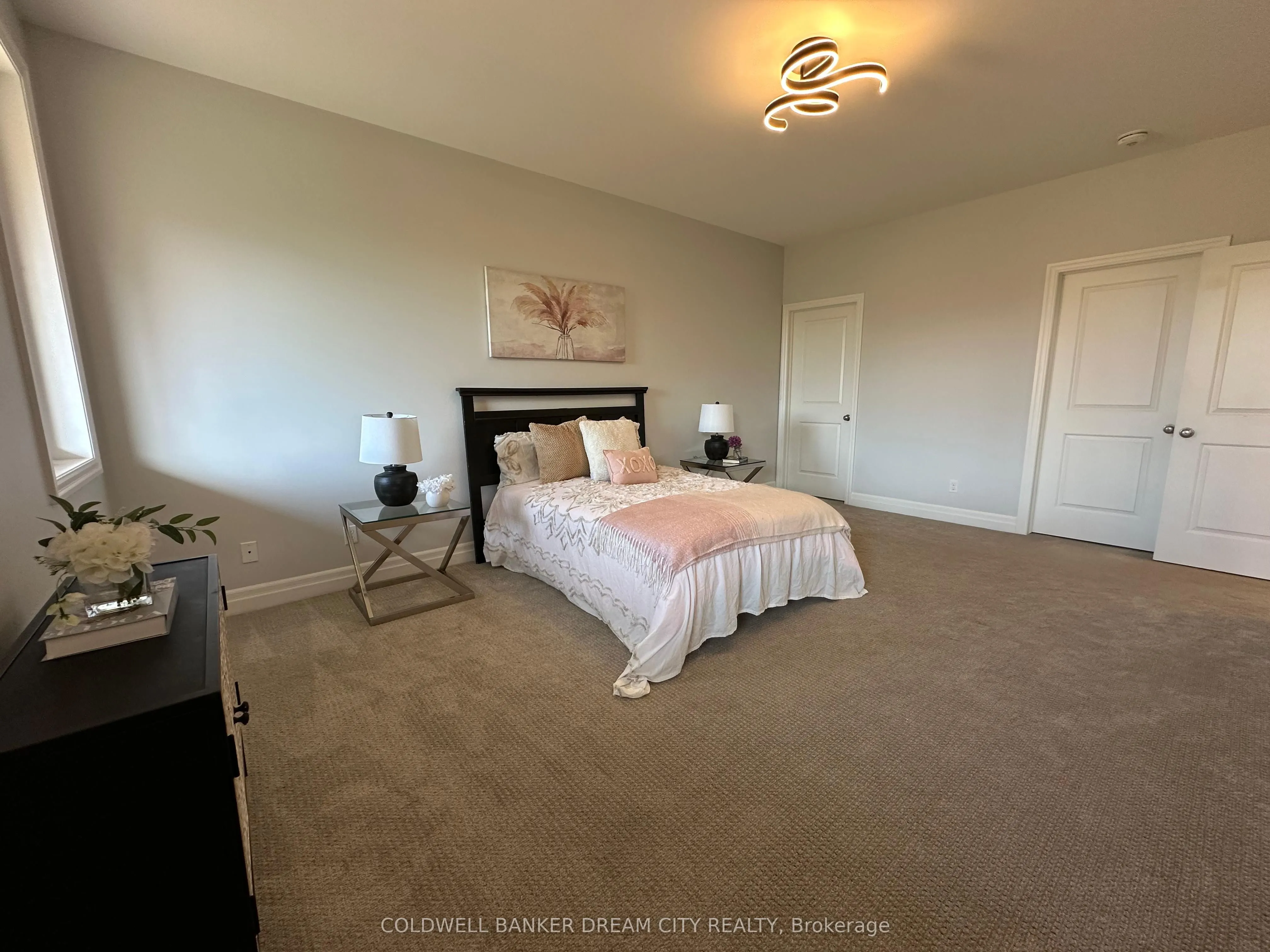 28 MATHEOS Crescent