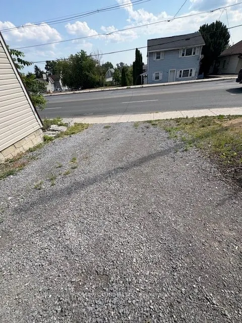 198 Dundas Street E