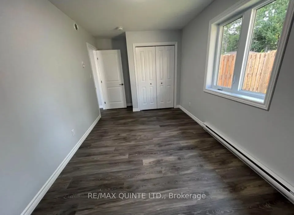 198 Dundas Street E