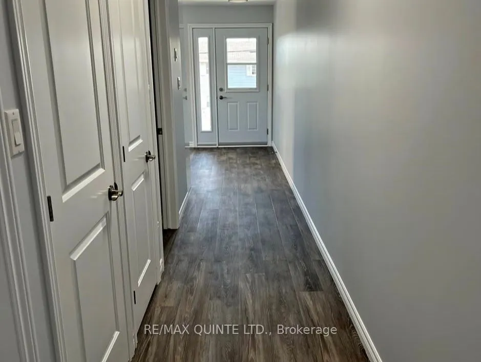 198 Dundas Street E