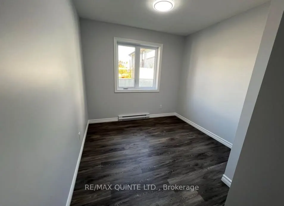 198 Dundas Street E