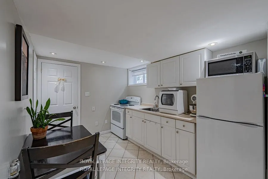 1695 Gage Crescent N