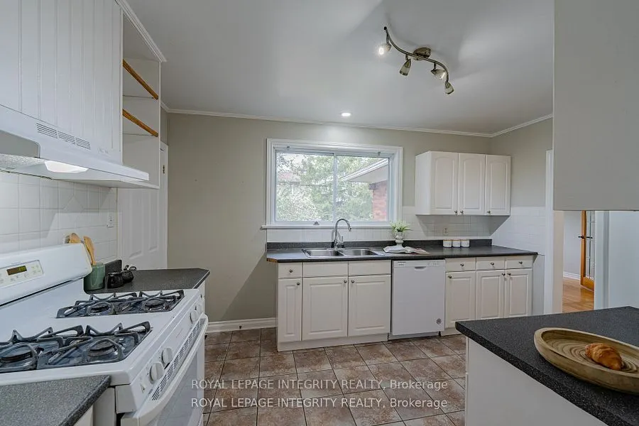 1695 Gage Crescent N