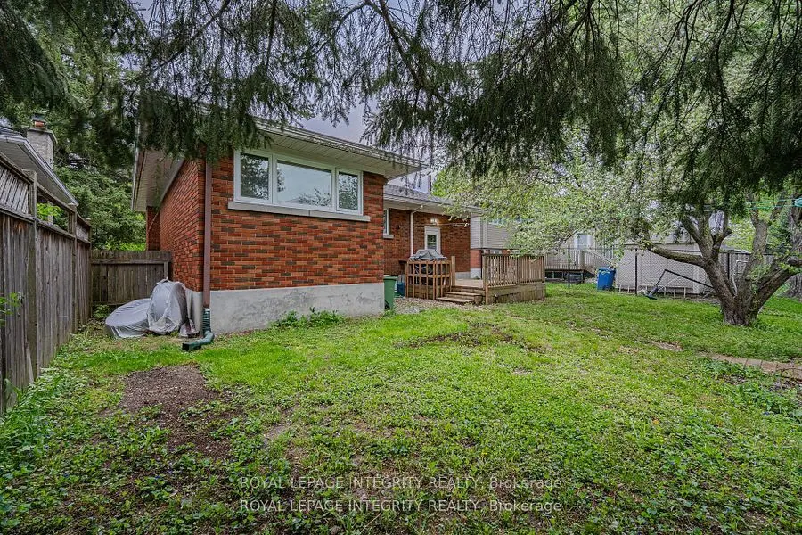 1695 Gage Crescent N