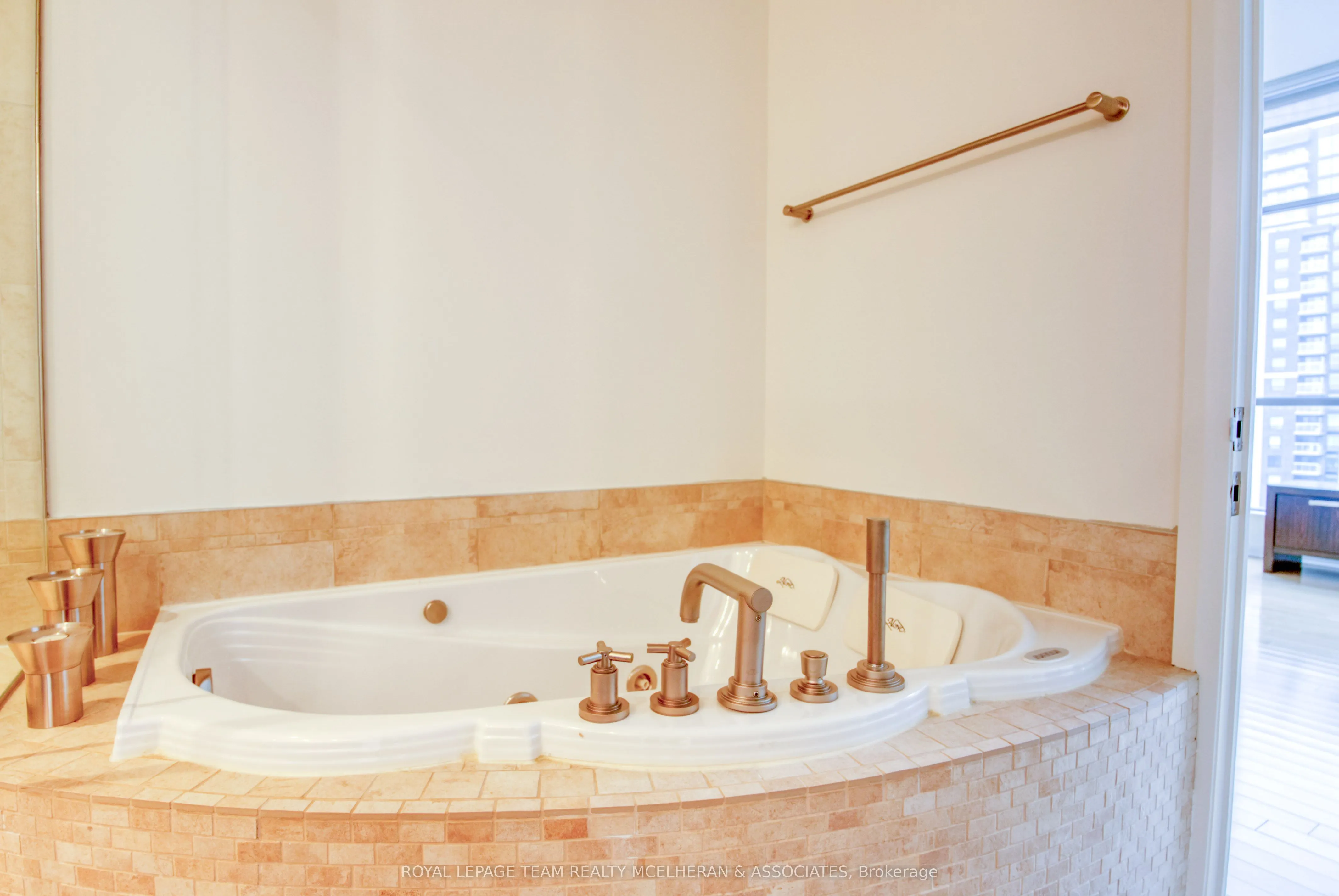 180 York Street, #1402