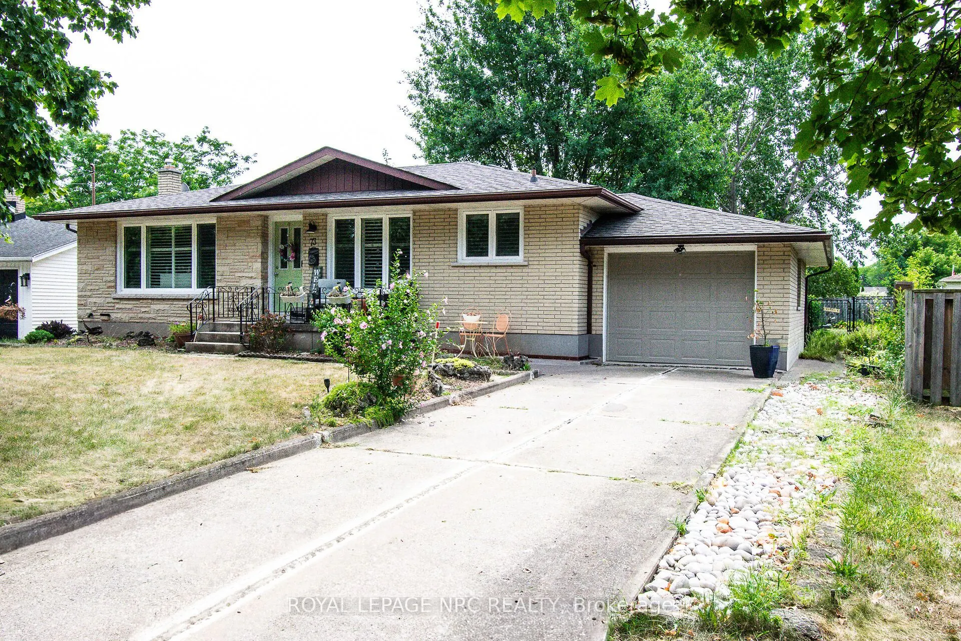 73 Lockview Crescent