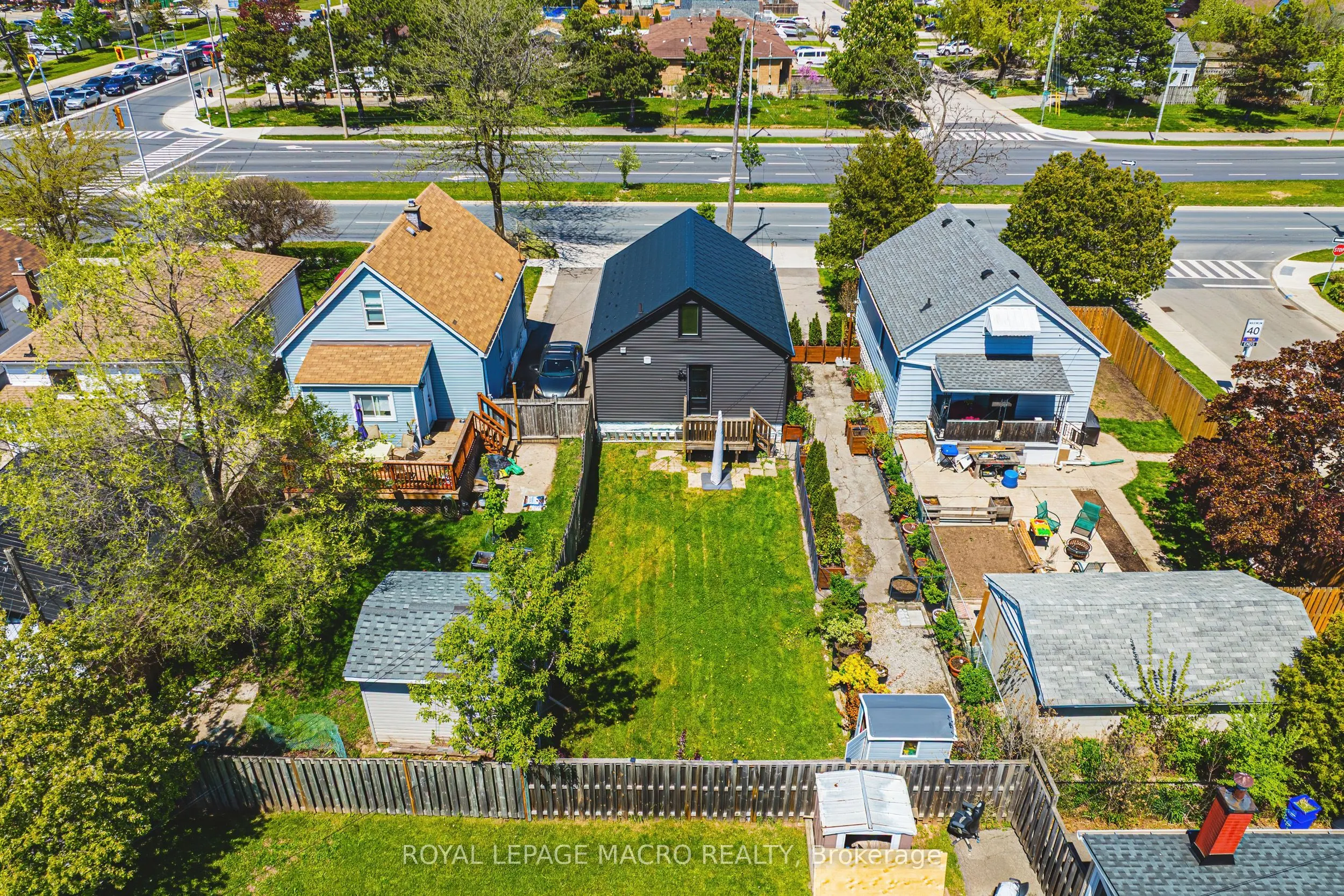 2016 Barton Street E