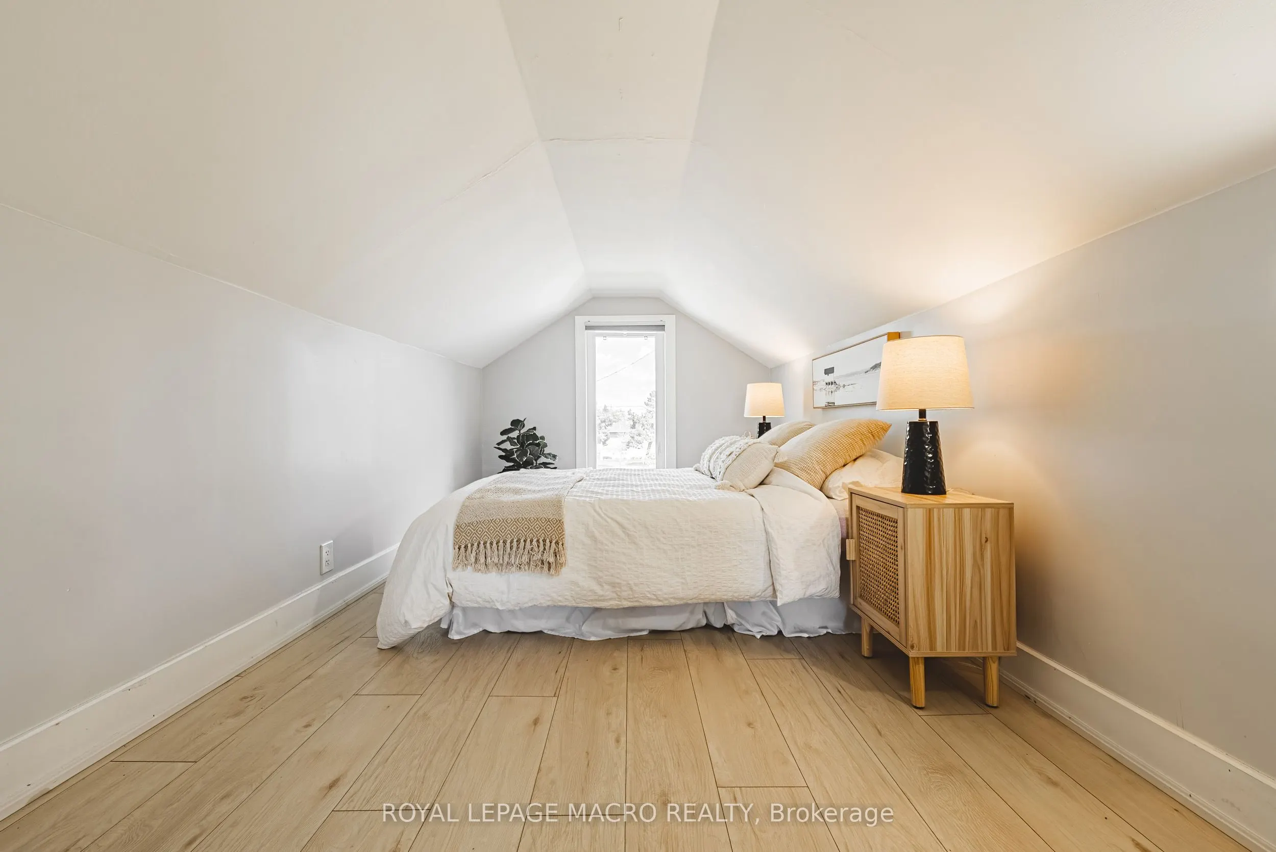 2016 Barton Street E