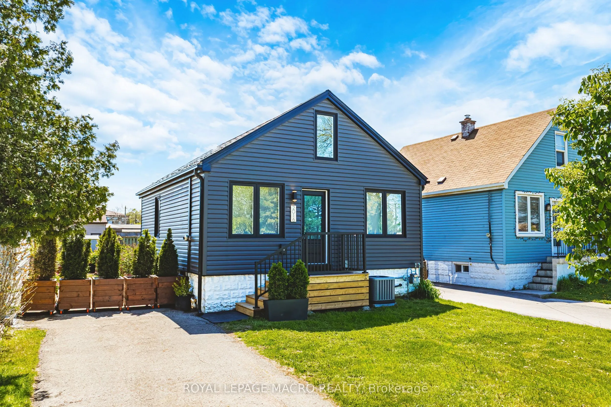2016 Barton Street E