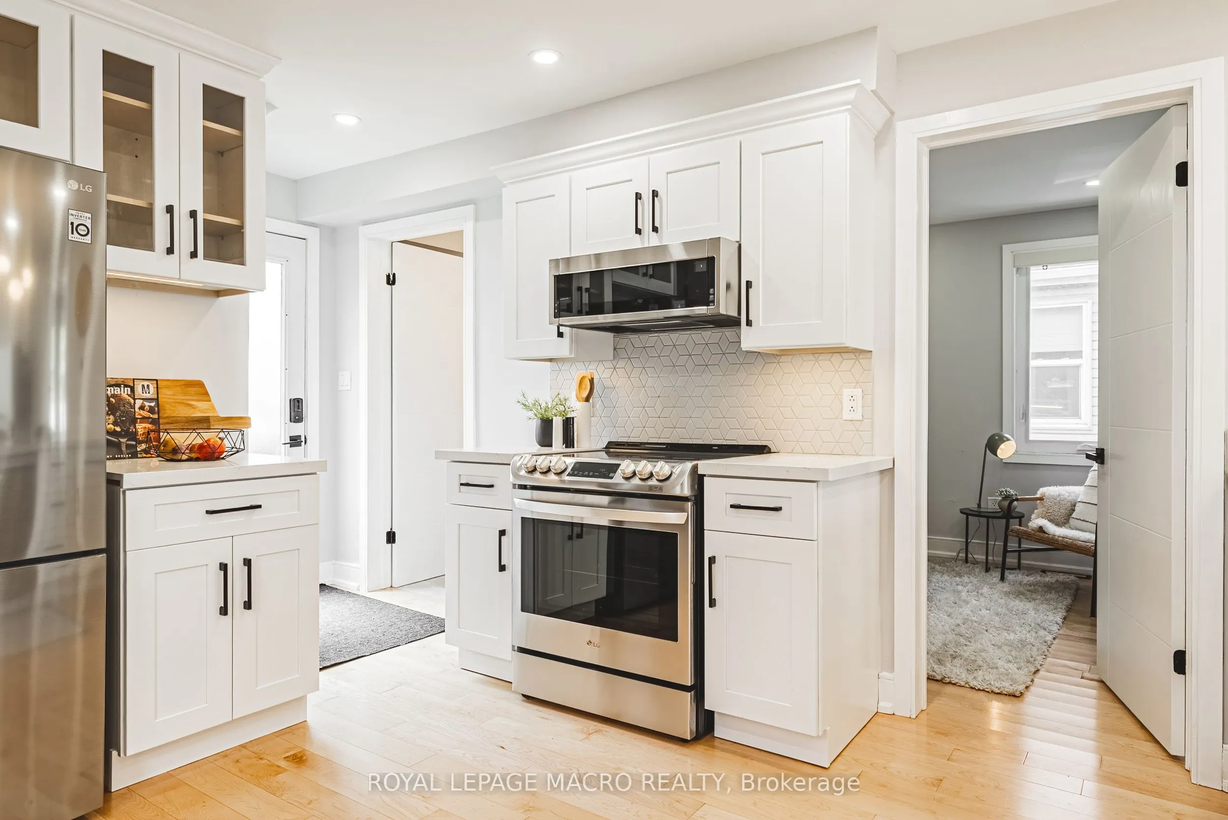 2016 Barton Street E