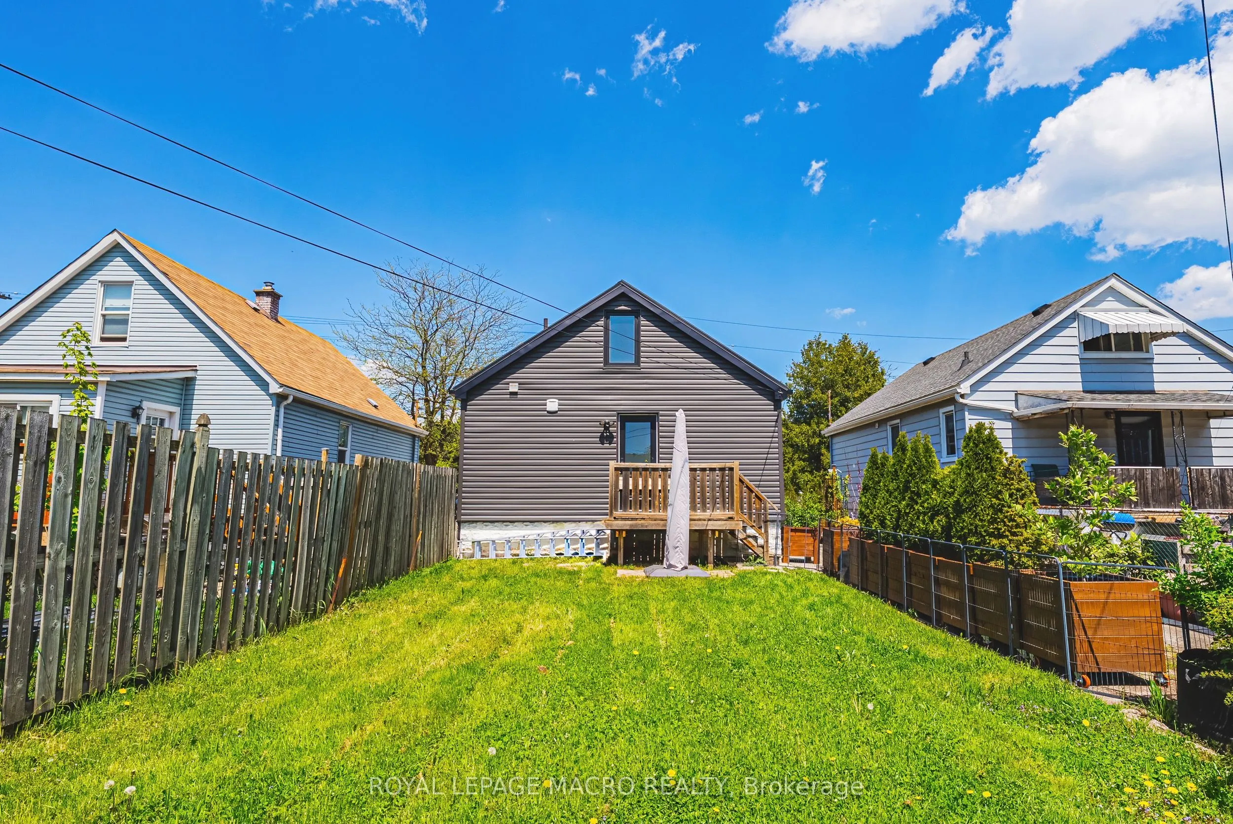 2016 Barton Street E