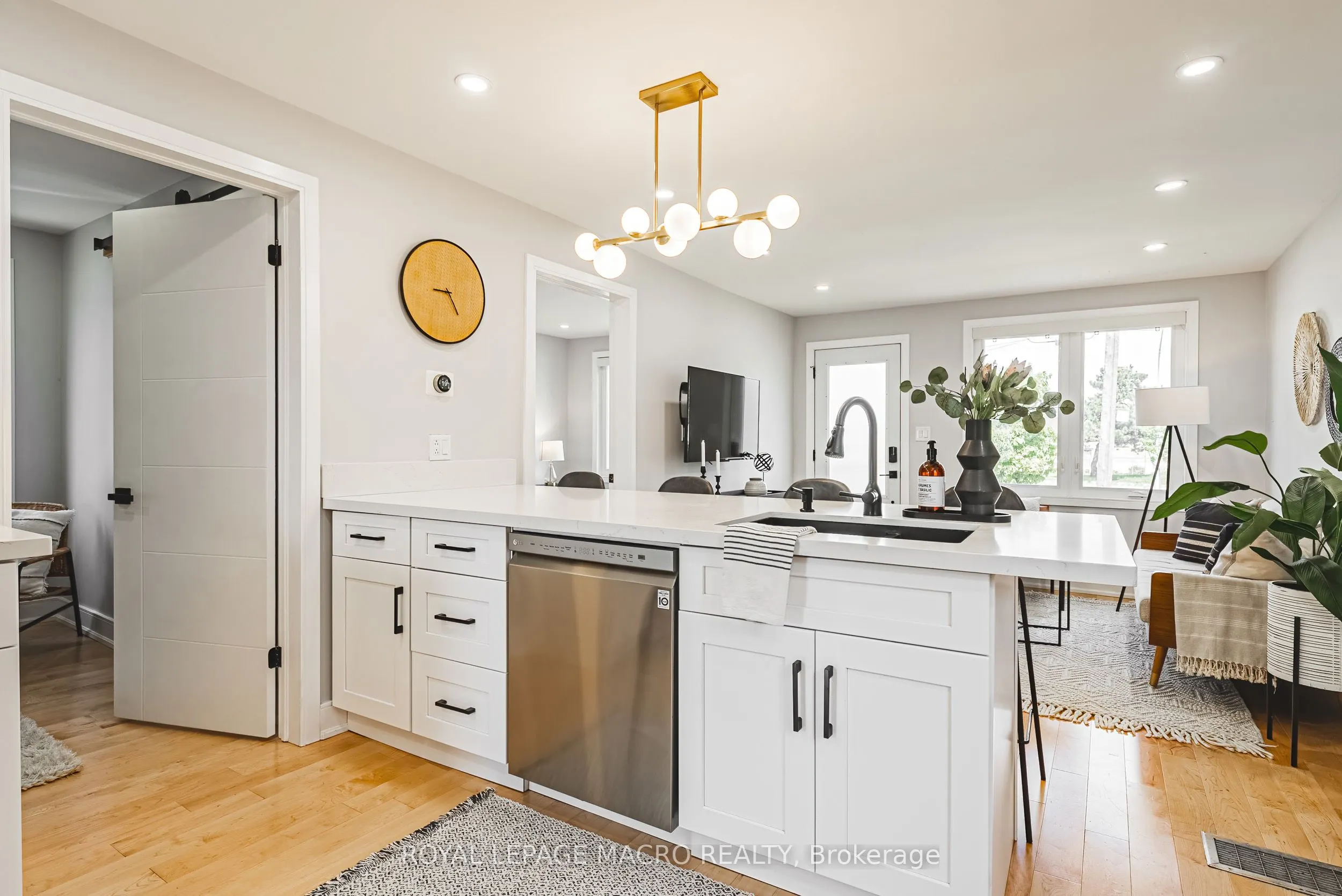 2016 Barton Street E