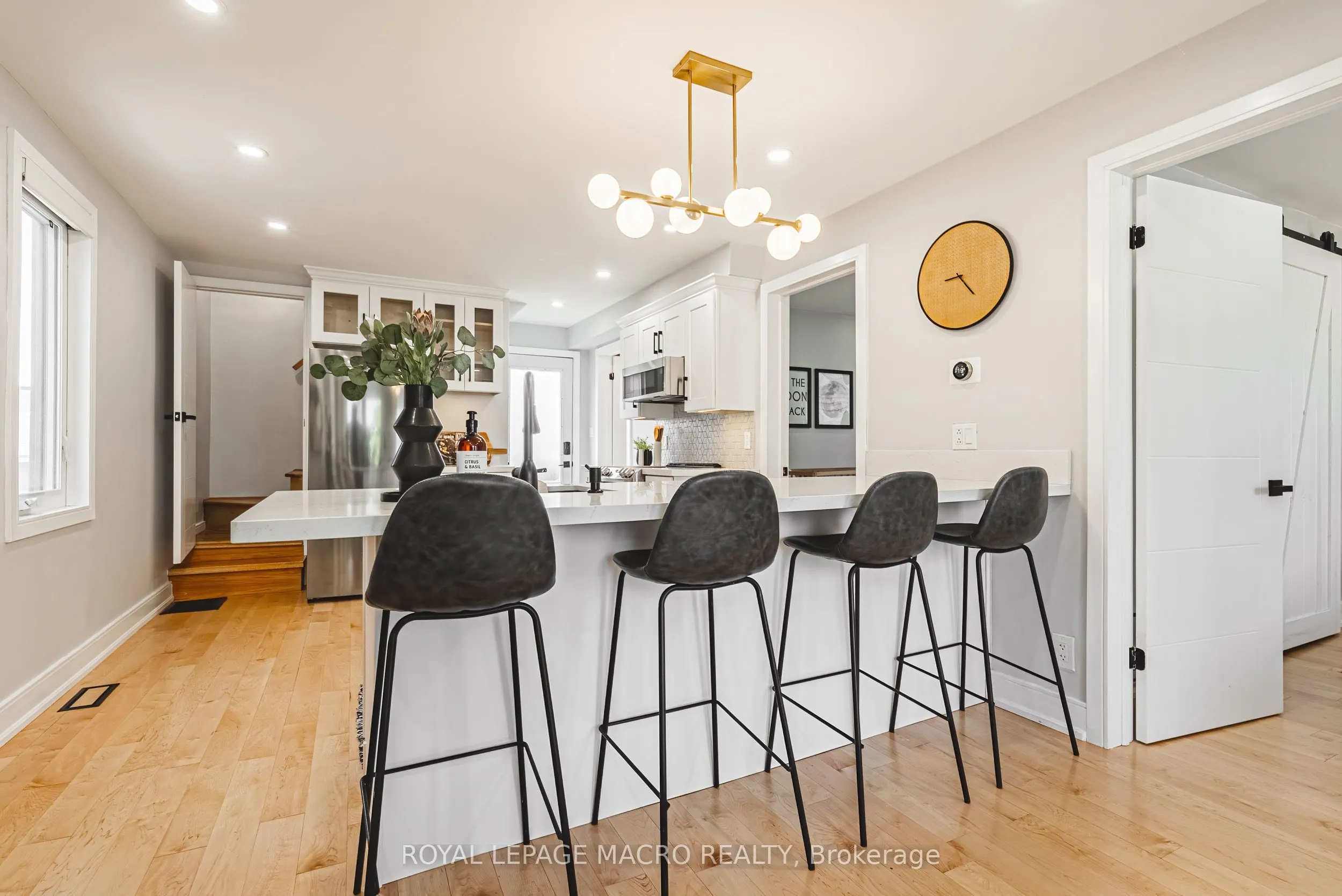 2016 Barton Street E