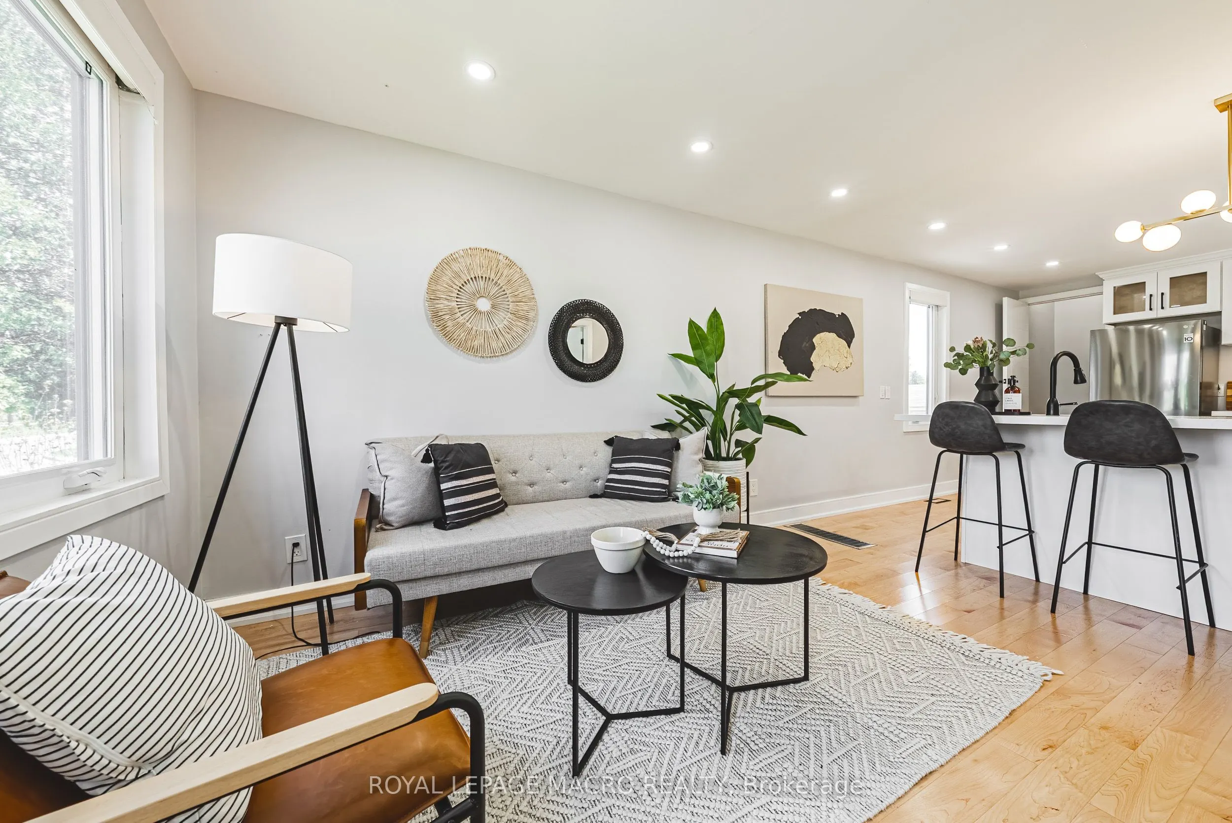 2016 Barton Street E