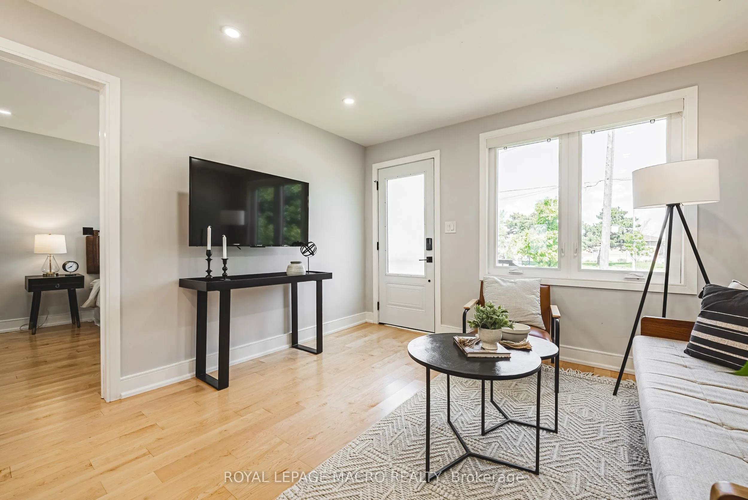 2016 Barton Street E