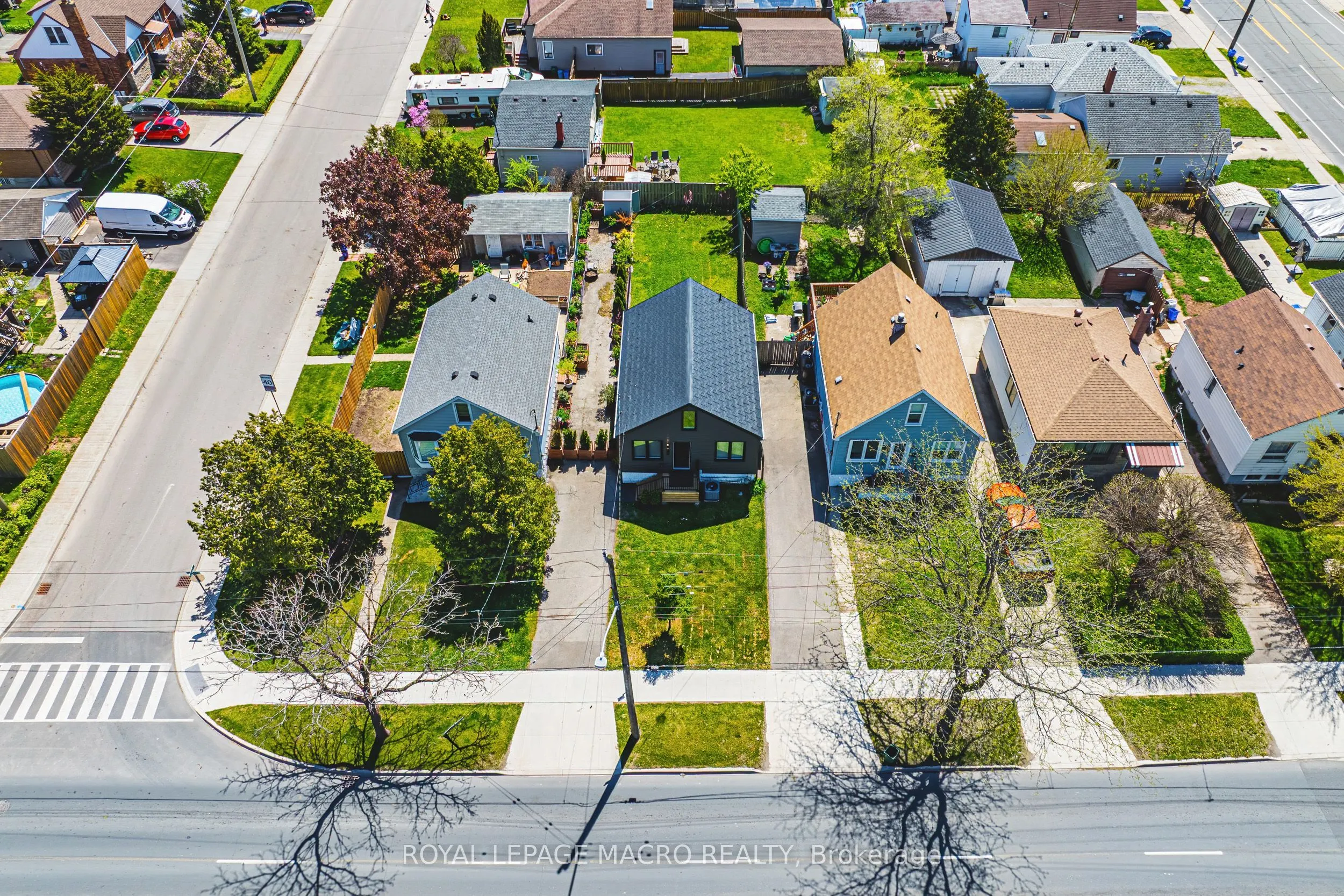 2016 Barton Street E