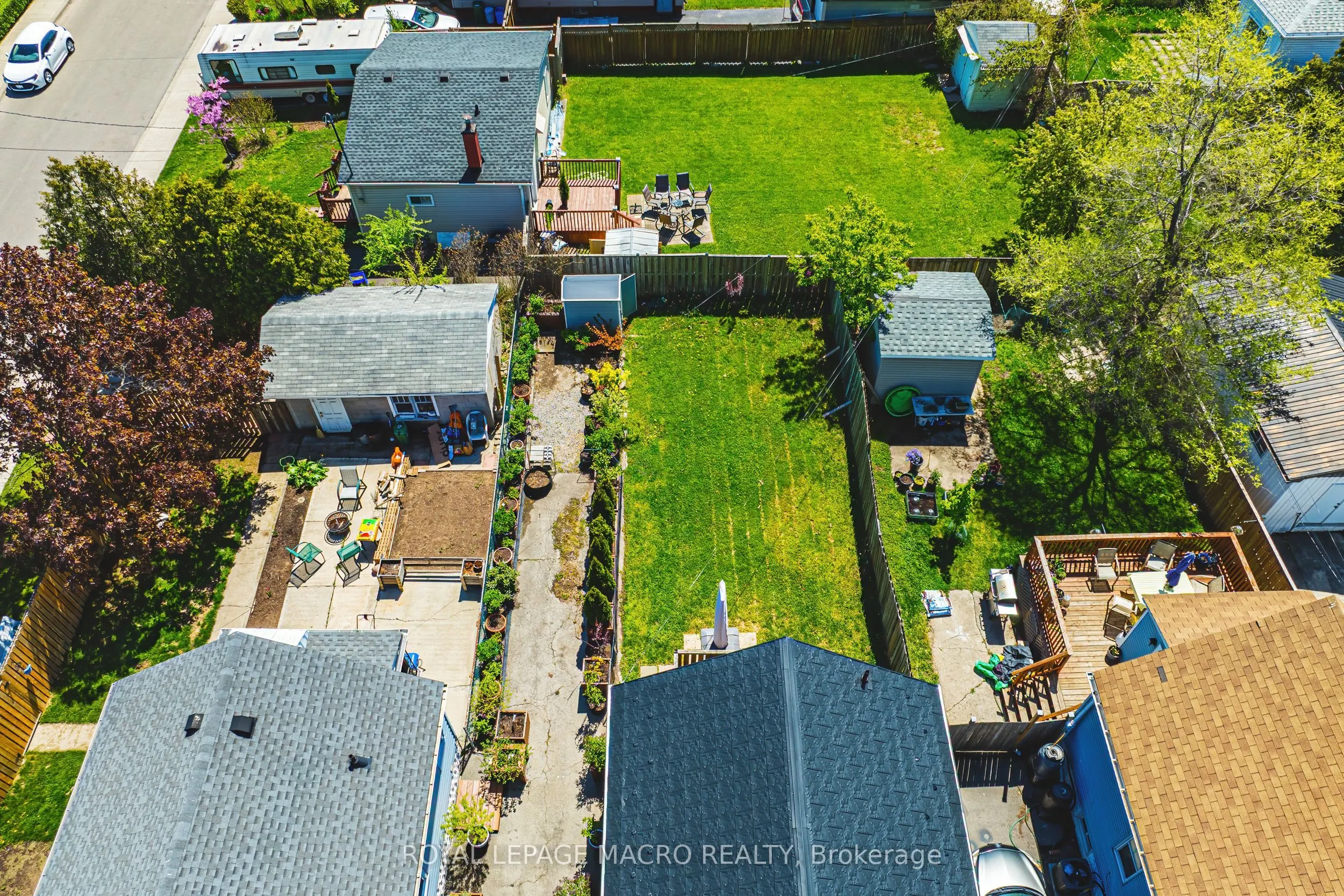 2016 Barton Street E