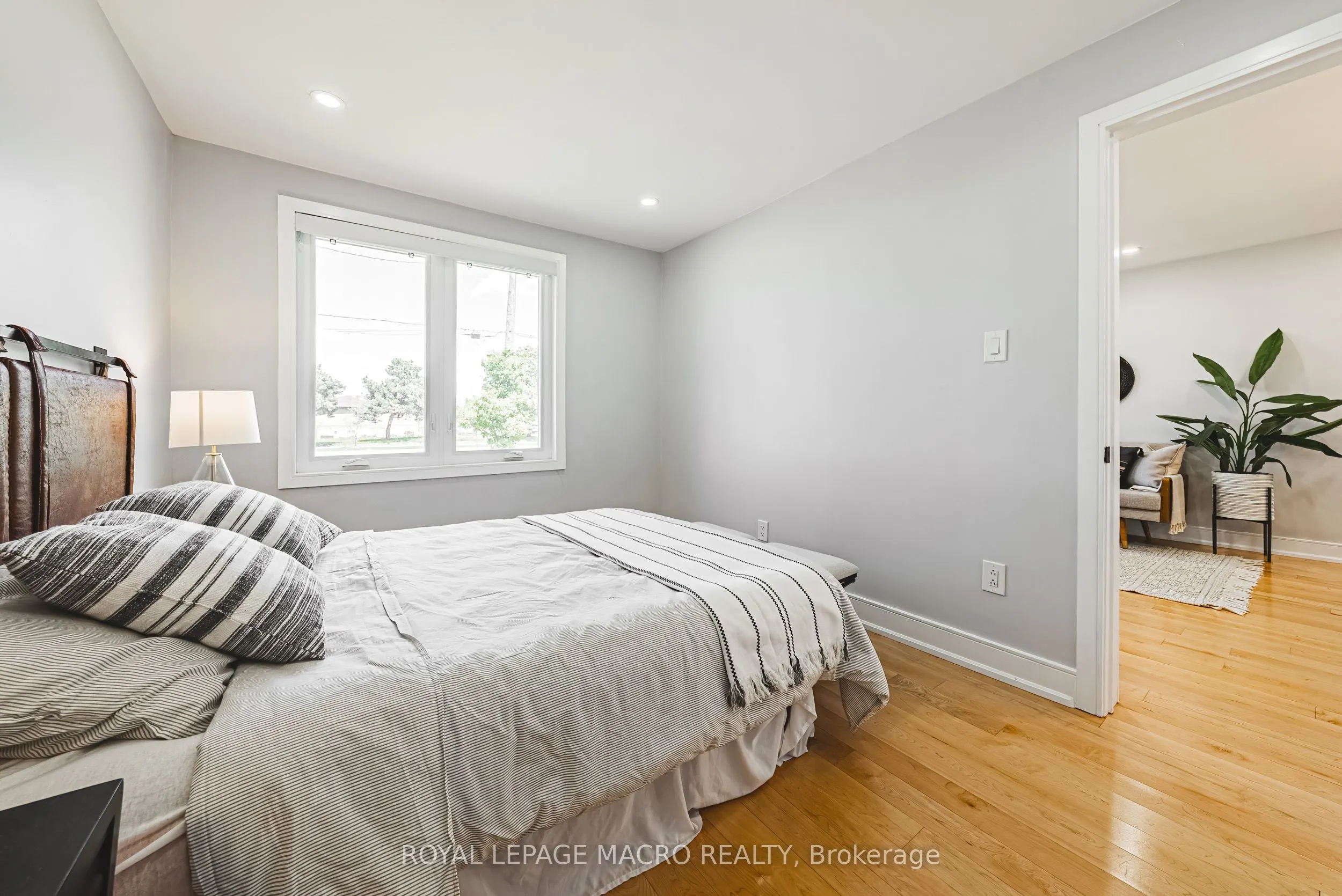 2016 Barton Street E