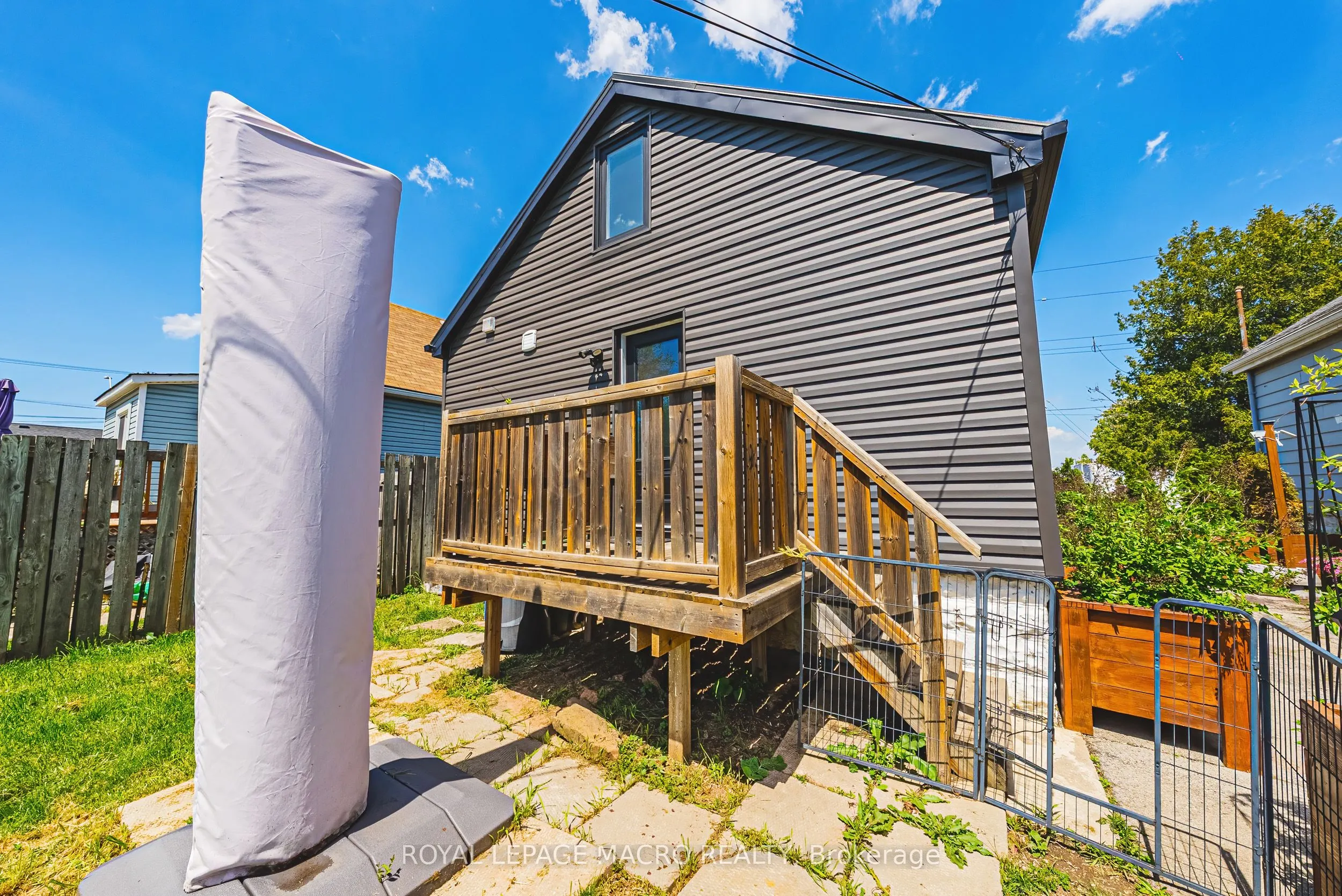 2016 Barton Street E