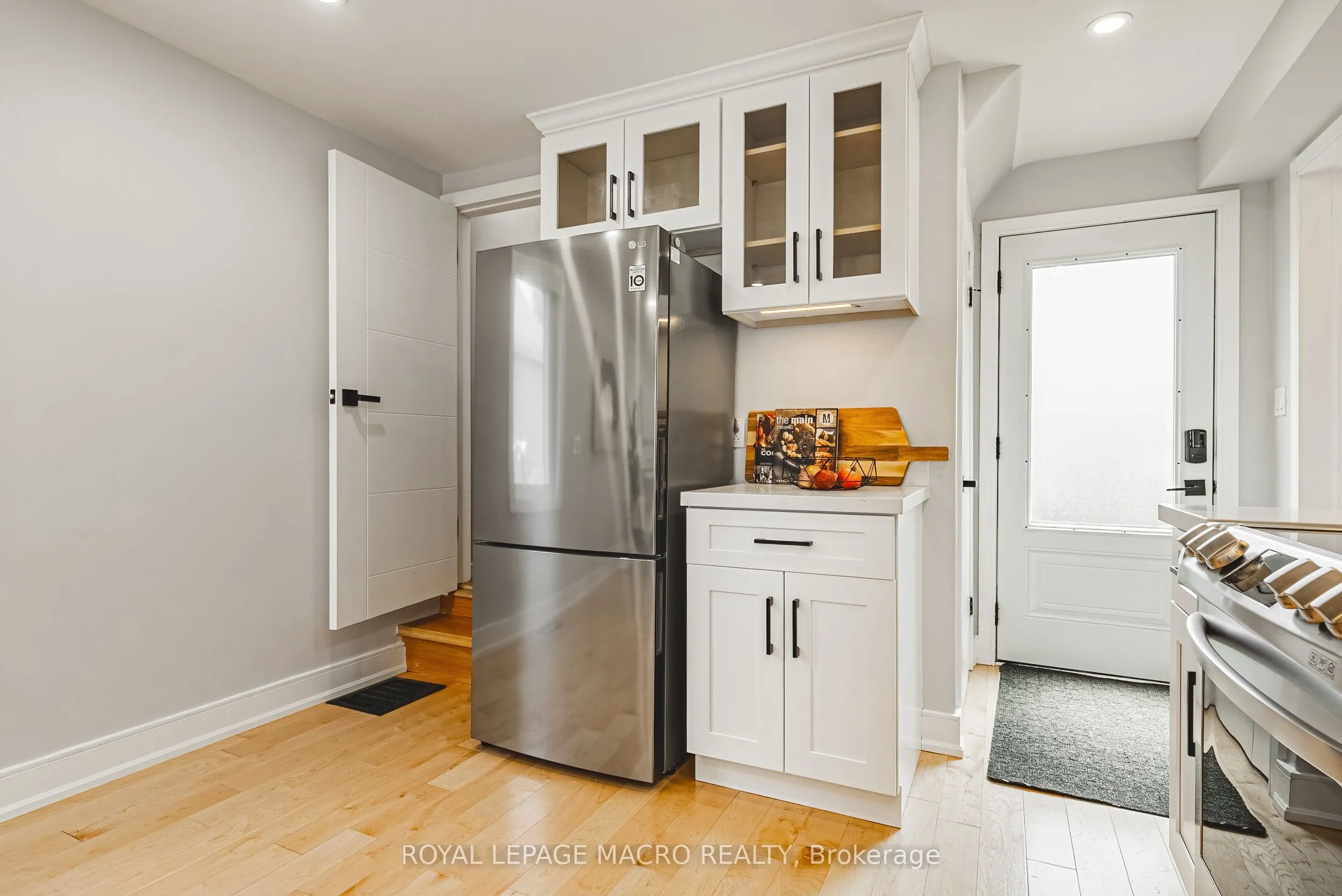 2016 Barton Street E