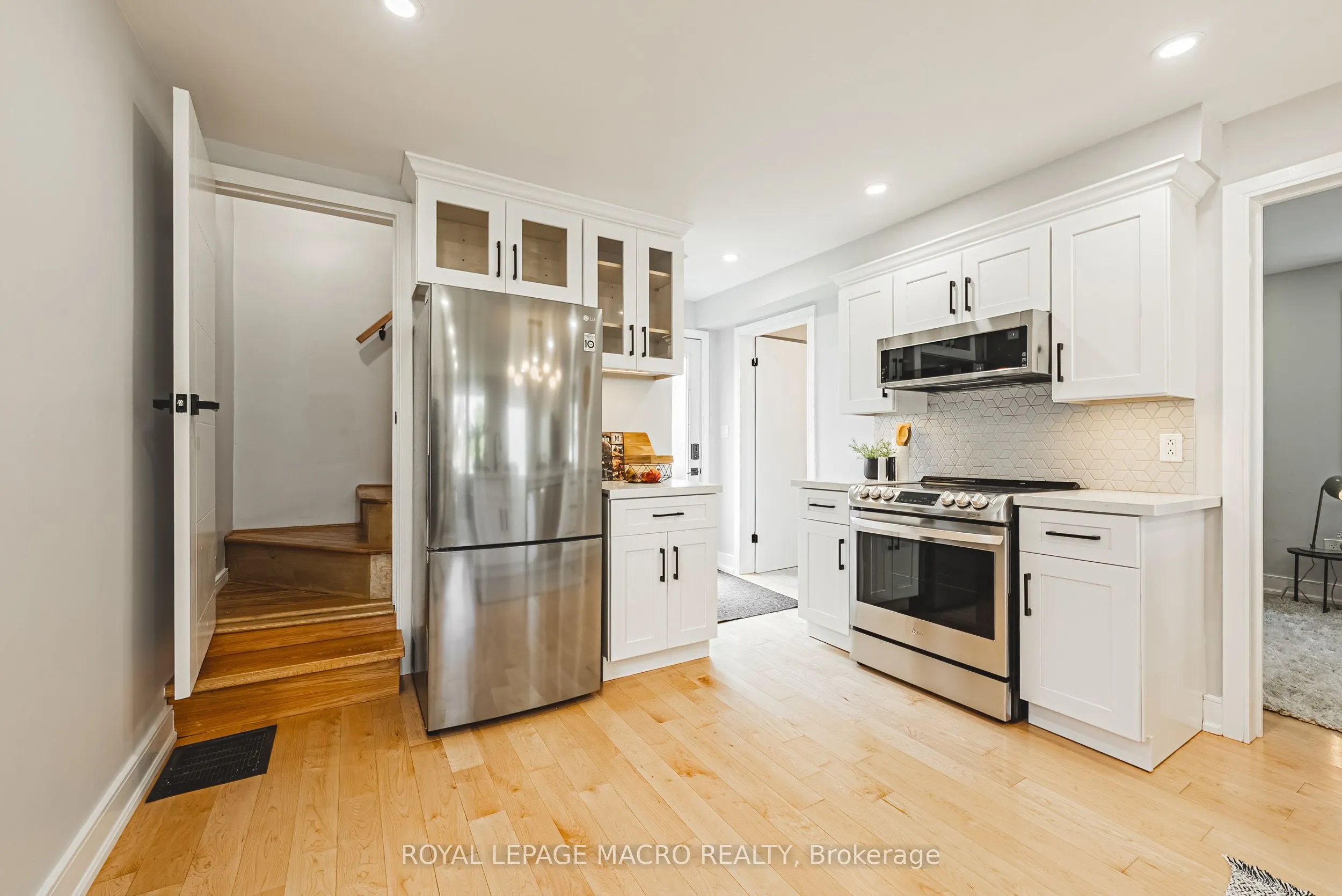 2016 Barton Street E