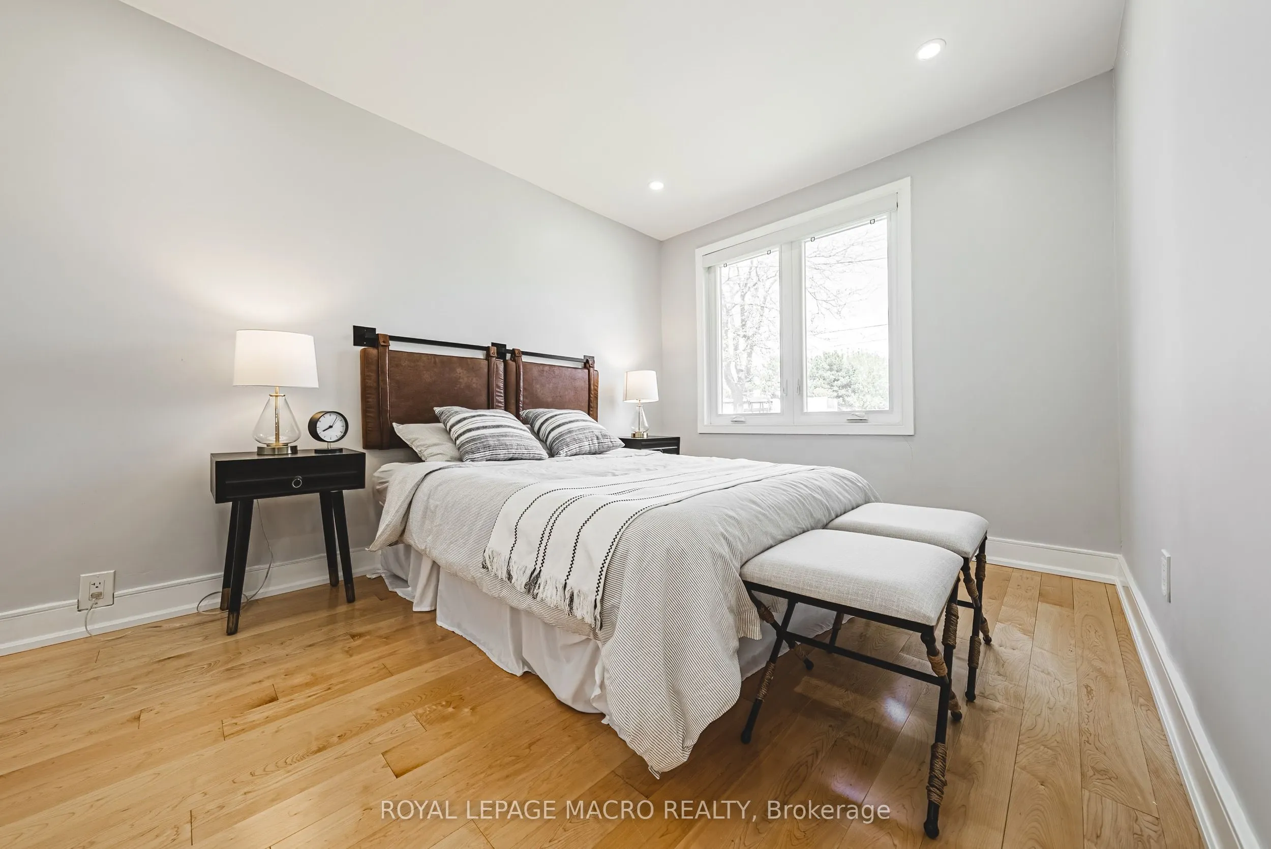 2016 Barton Street E