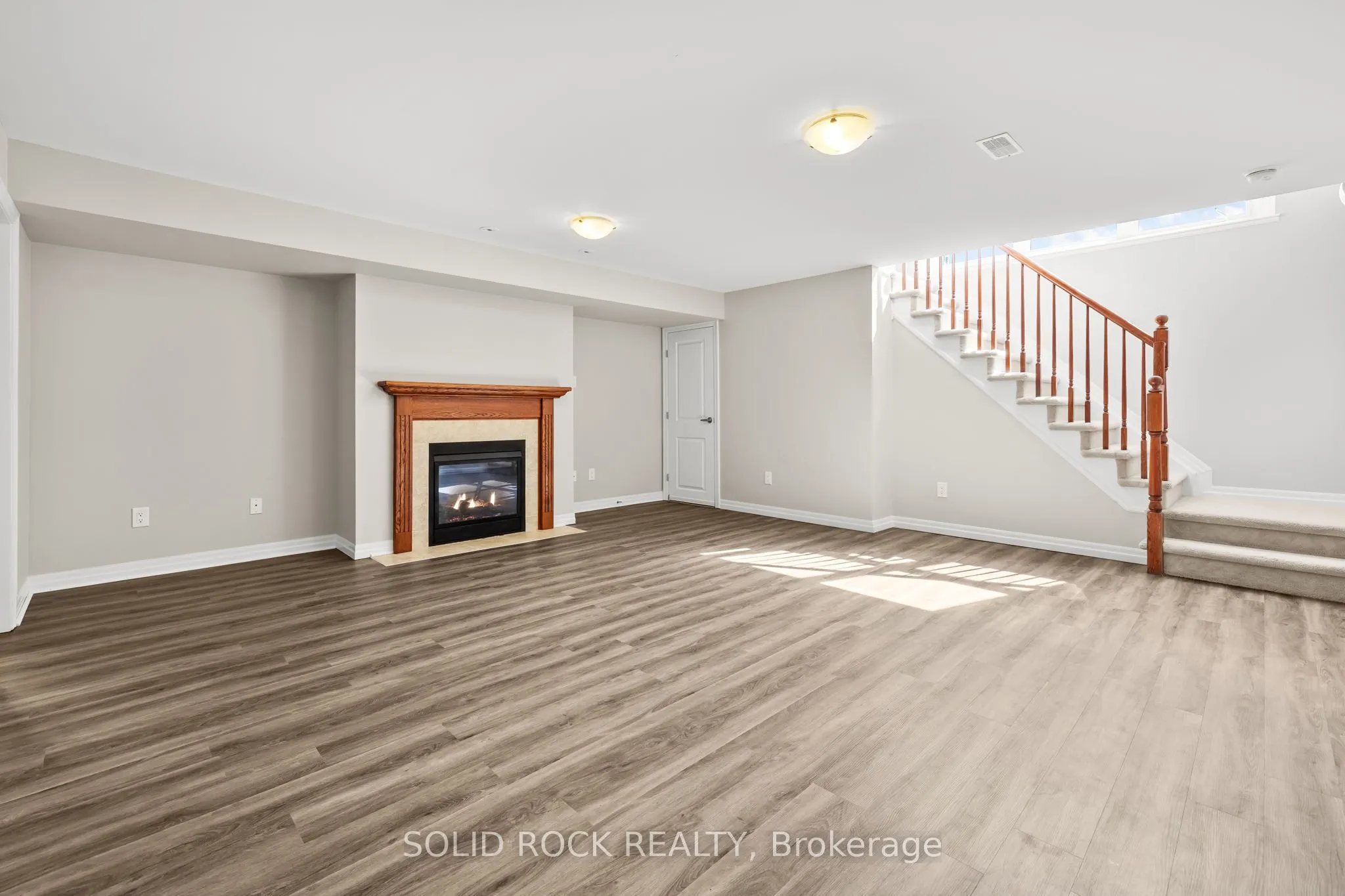 153 Hawkshaw Crescent E