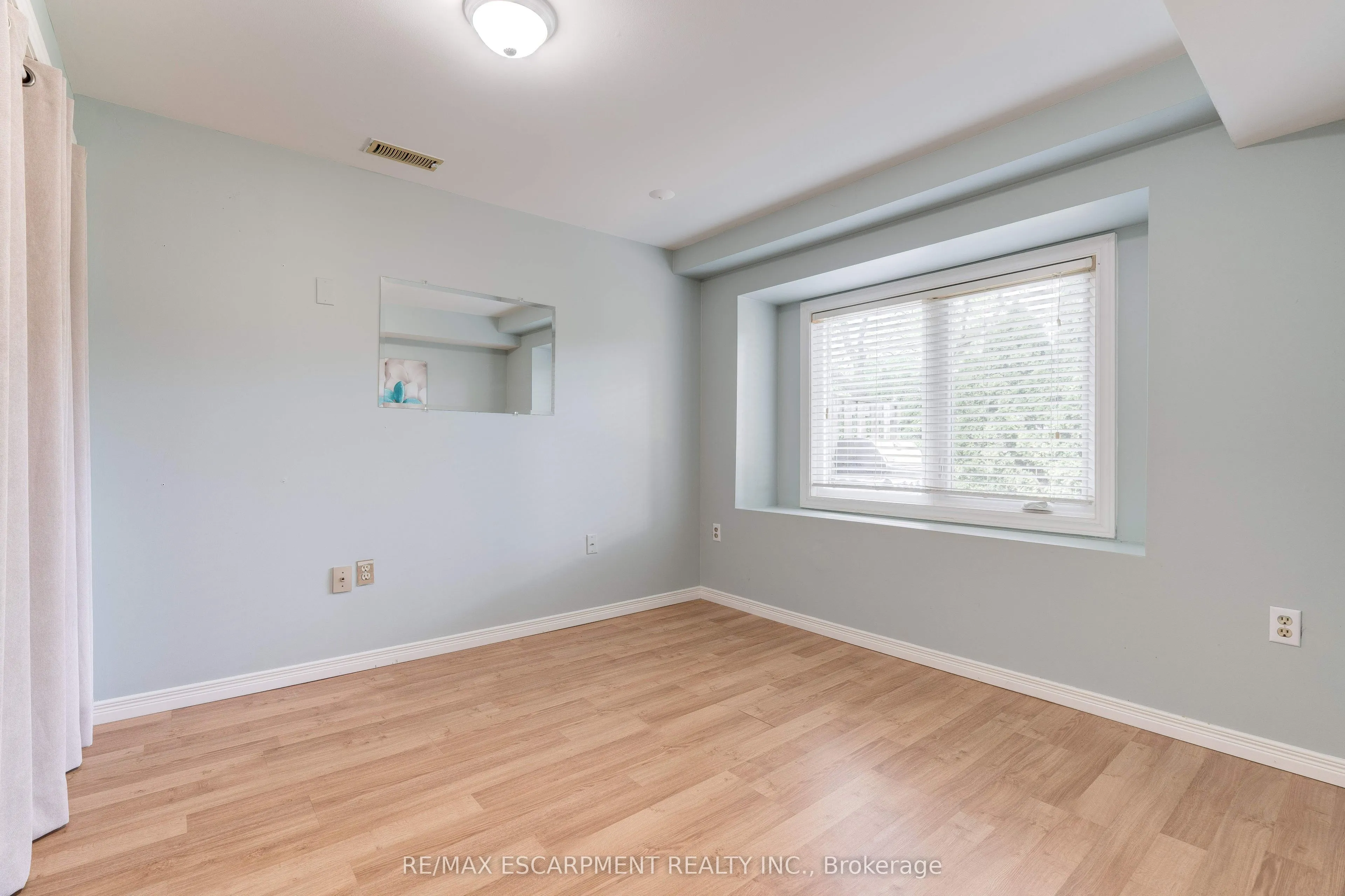 2774 King Street E, #10