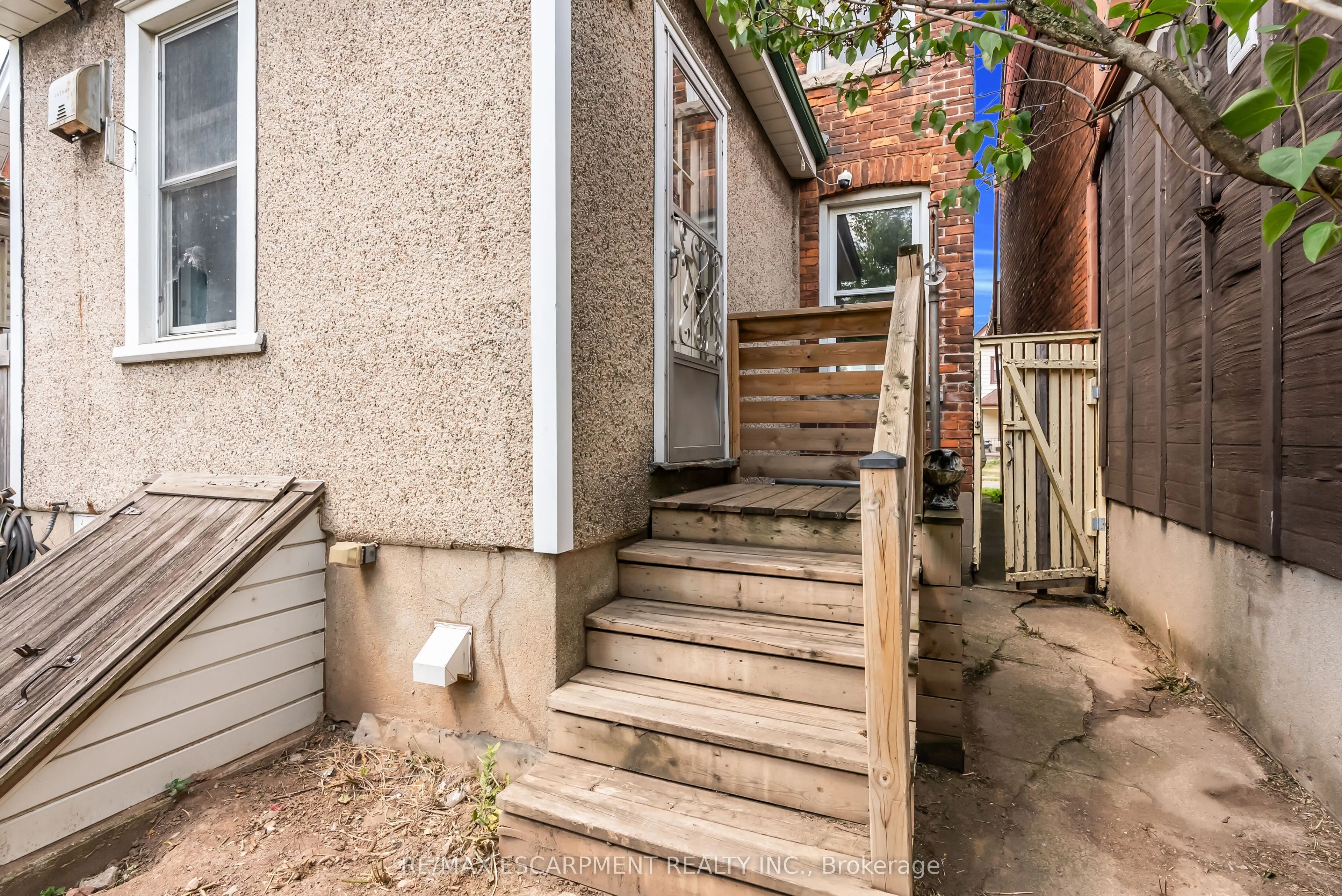 170 Grosvenor Avenue N